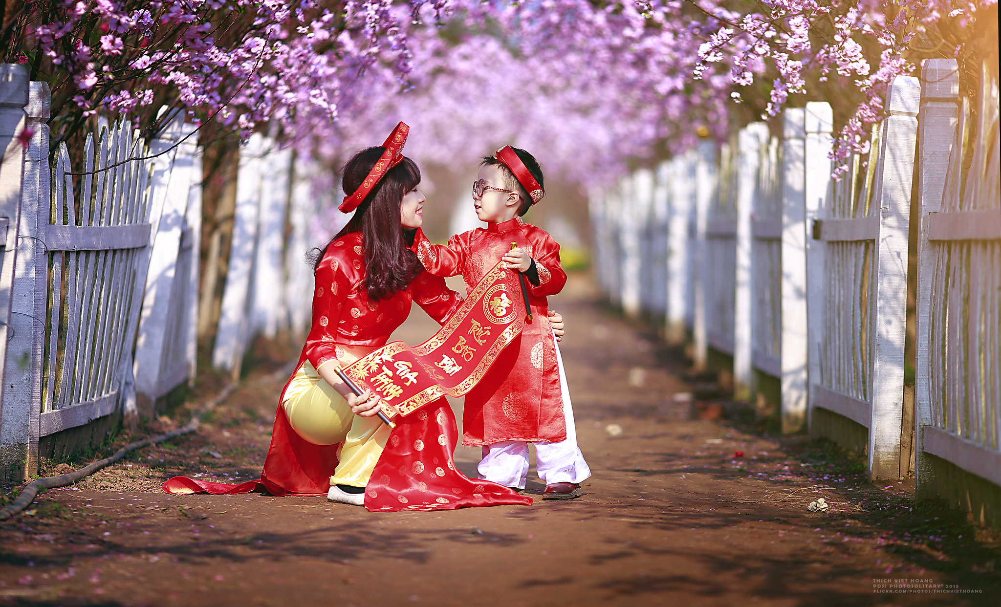 Áo dài đỏ đón tết nhẹ nhàng [6VBAZR]