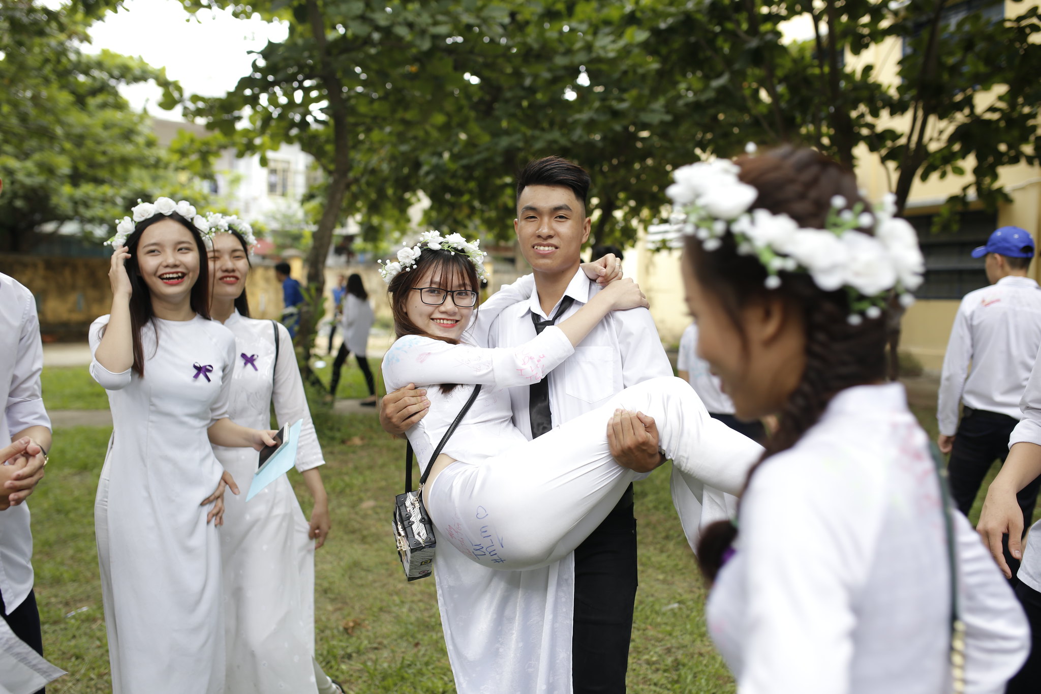 Áo dài trắng tinh tế bồng bế [CPUJ7T]