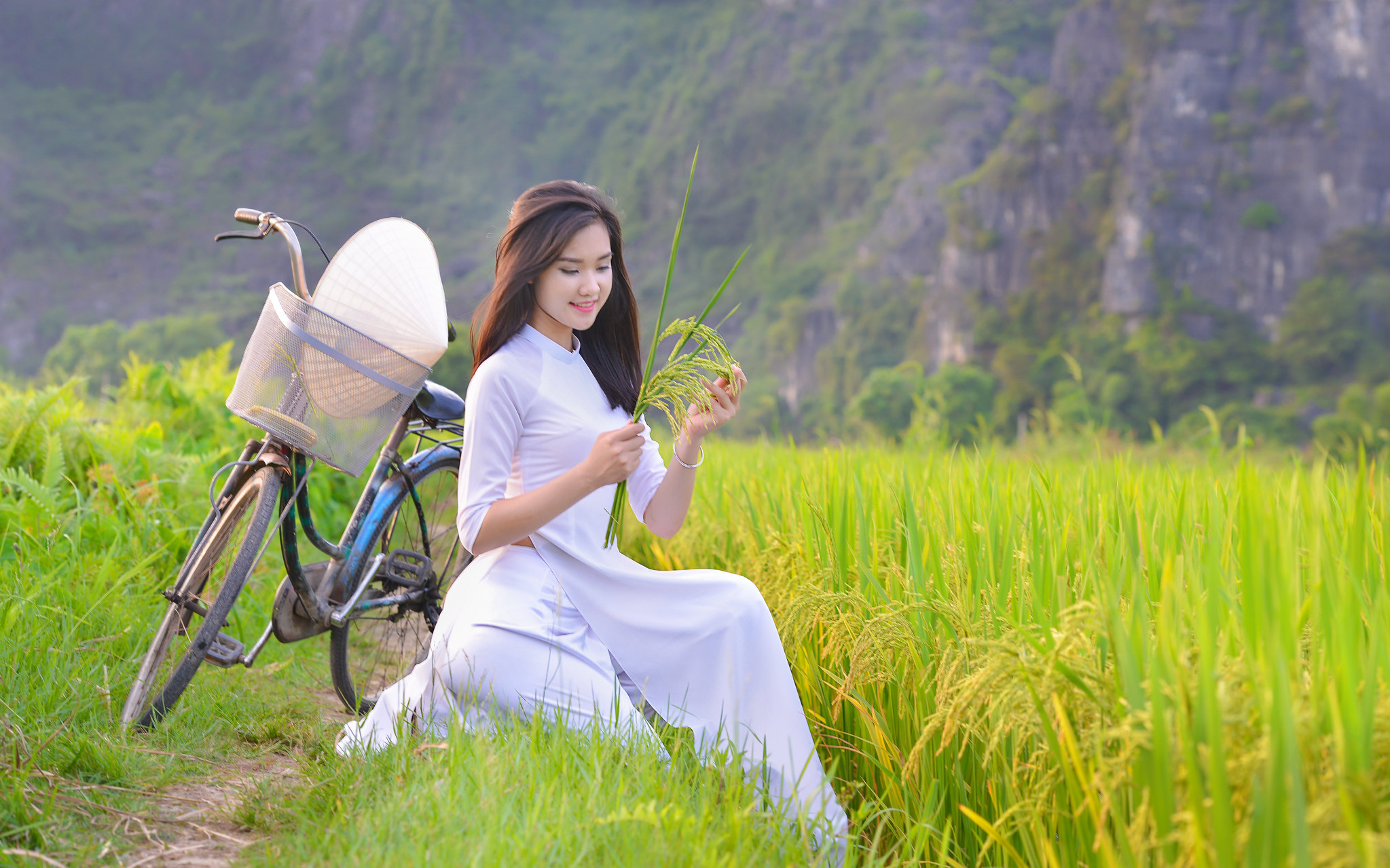 Quý phái áo dài trắng xe đạp [GOOO4C]