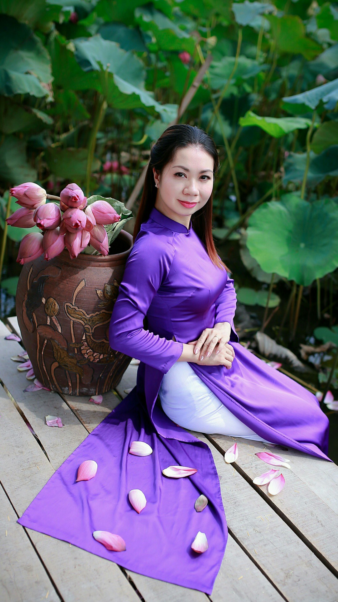 Thướt tha áo dài tím hoa sen [VYJQUL]