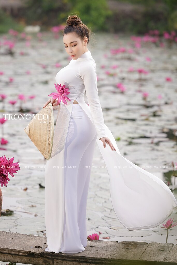 Áo dài trắng hình nền hoa sen duyên thầm [9IIASH]