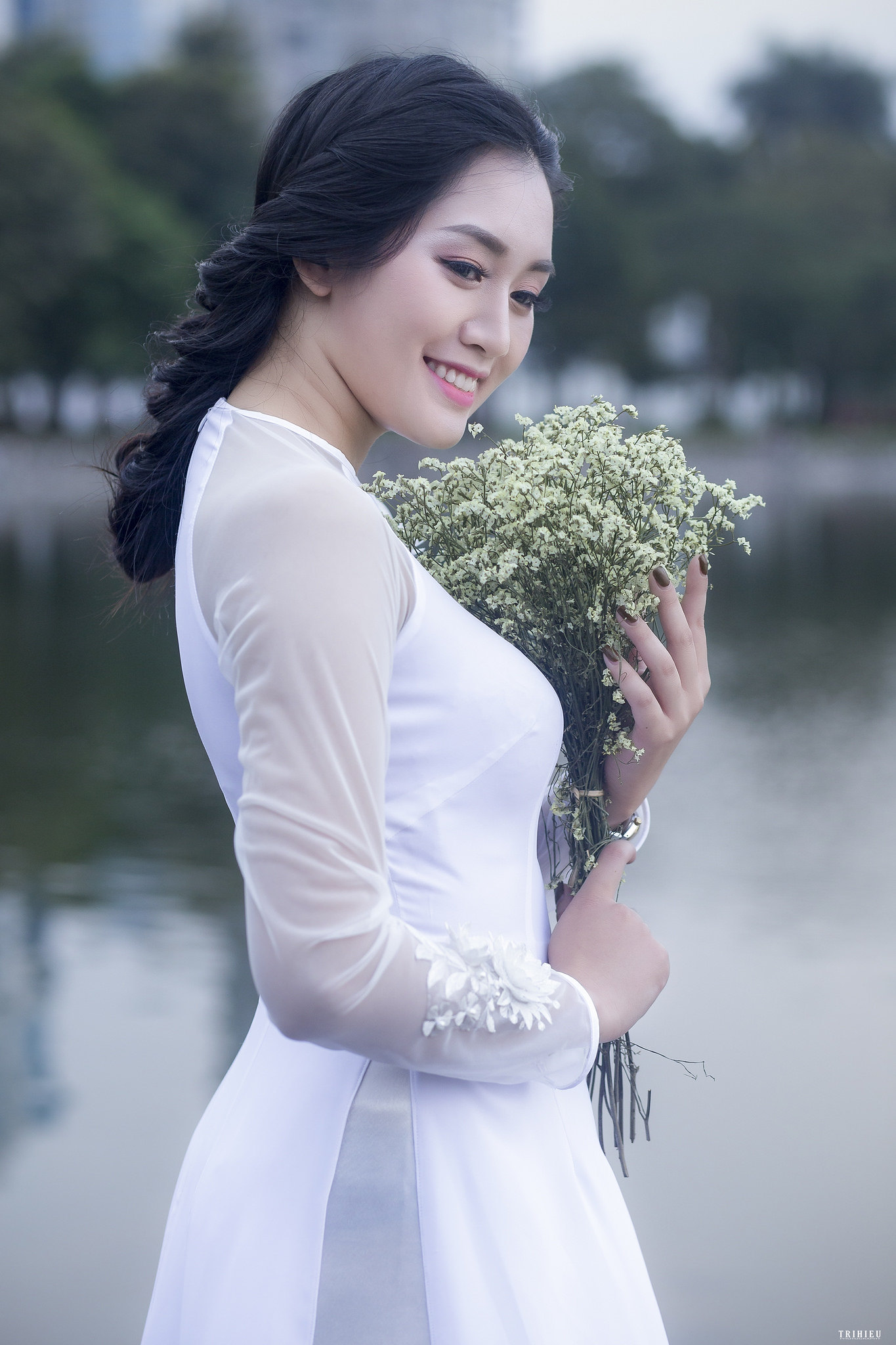 Tinh tế áo dài trắng hoa [7GWMON]