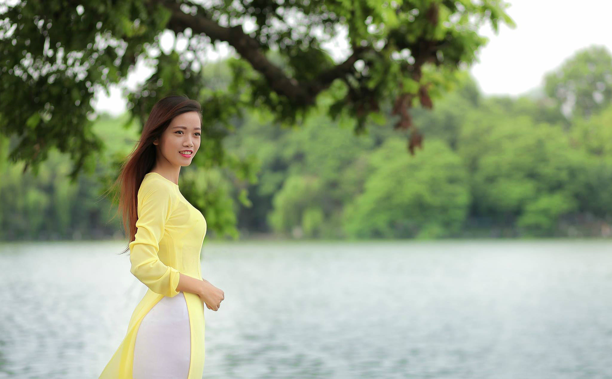 Bộ sưu tập áo dài vàng mộc mạc bên h? [AHNH2G]