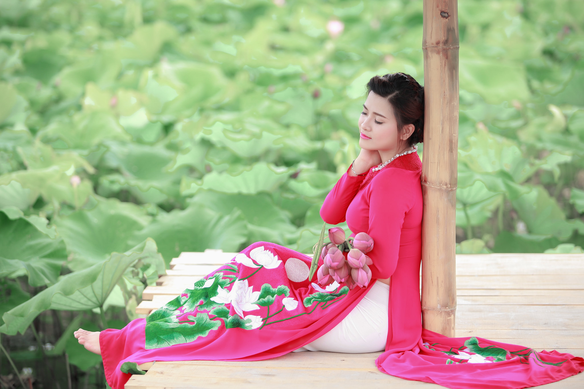 Vẻ đẹp áo dài đỏ thanh xuân hoa sen [RQKKN6]