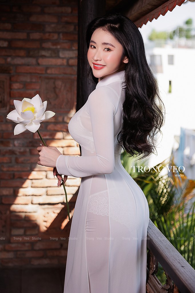 Áo dài trắng rửa mắt với ảnh trong veo studio thuần Việt [OXKDTY]