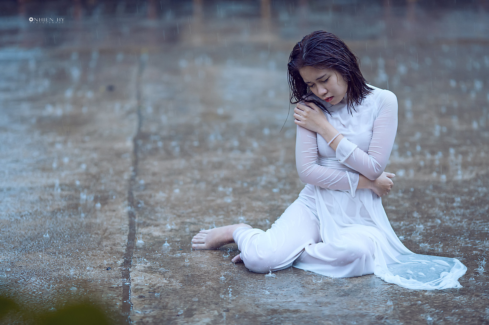 Khoảnh khắc áo dài trắng thanh thoát ướt [F0YXNY]