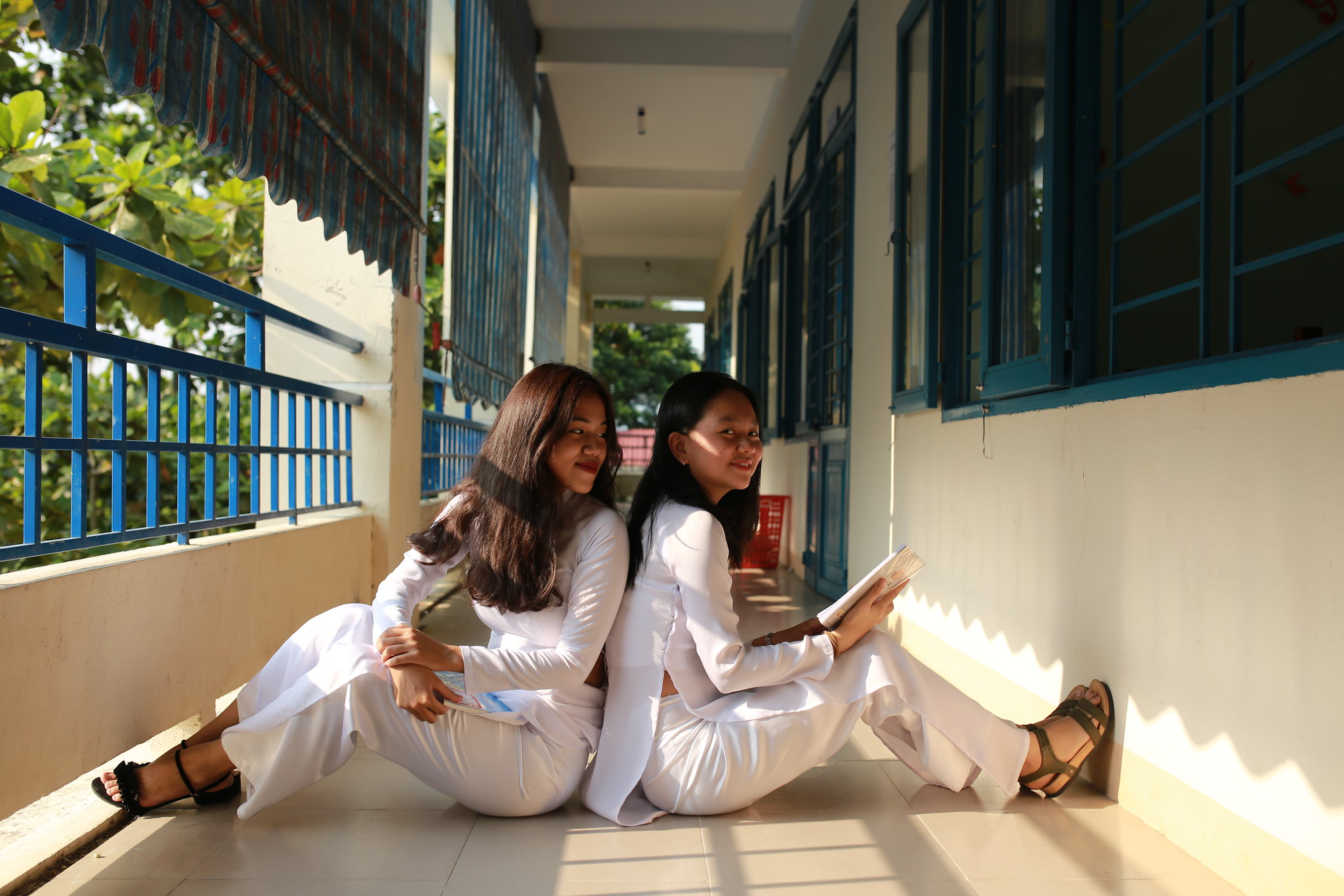Áo dài trắng dịu dàng lớp học [OJENZU]