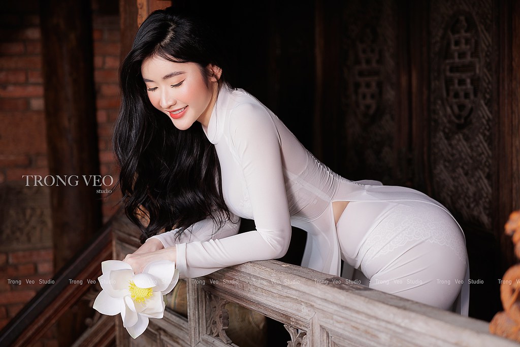 Mộc mạc áo dài trắng trong veo studio [LOFF3X]