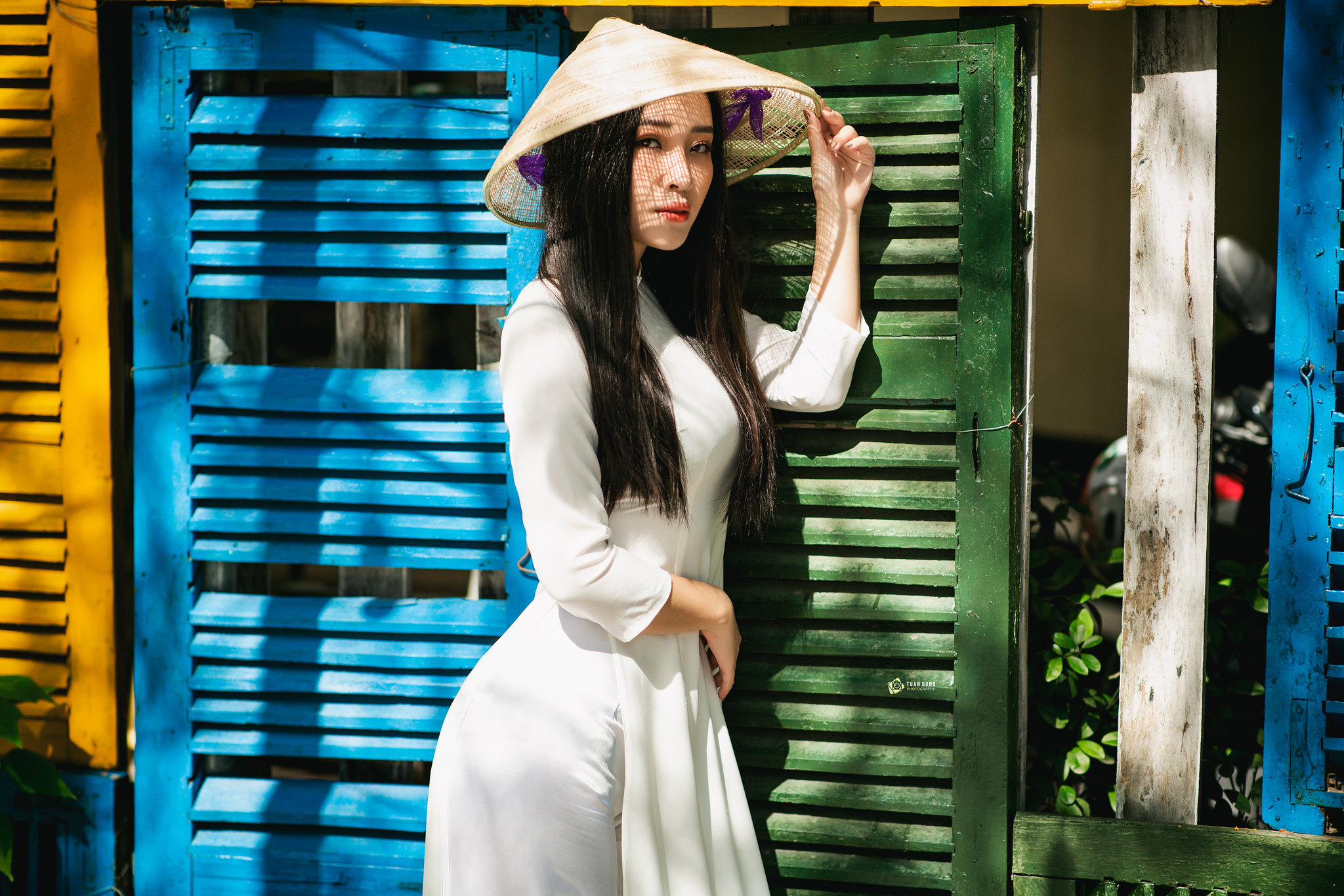 Áo dài trắng nền nã nón lá [GDHXZC]