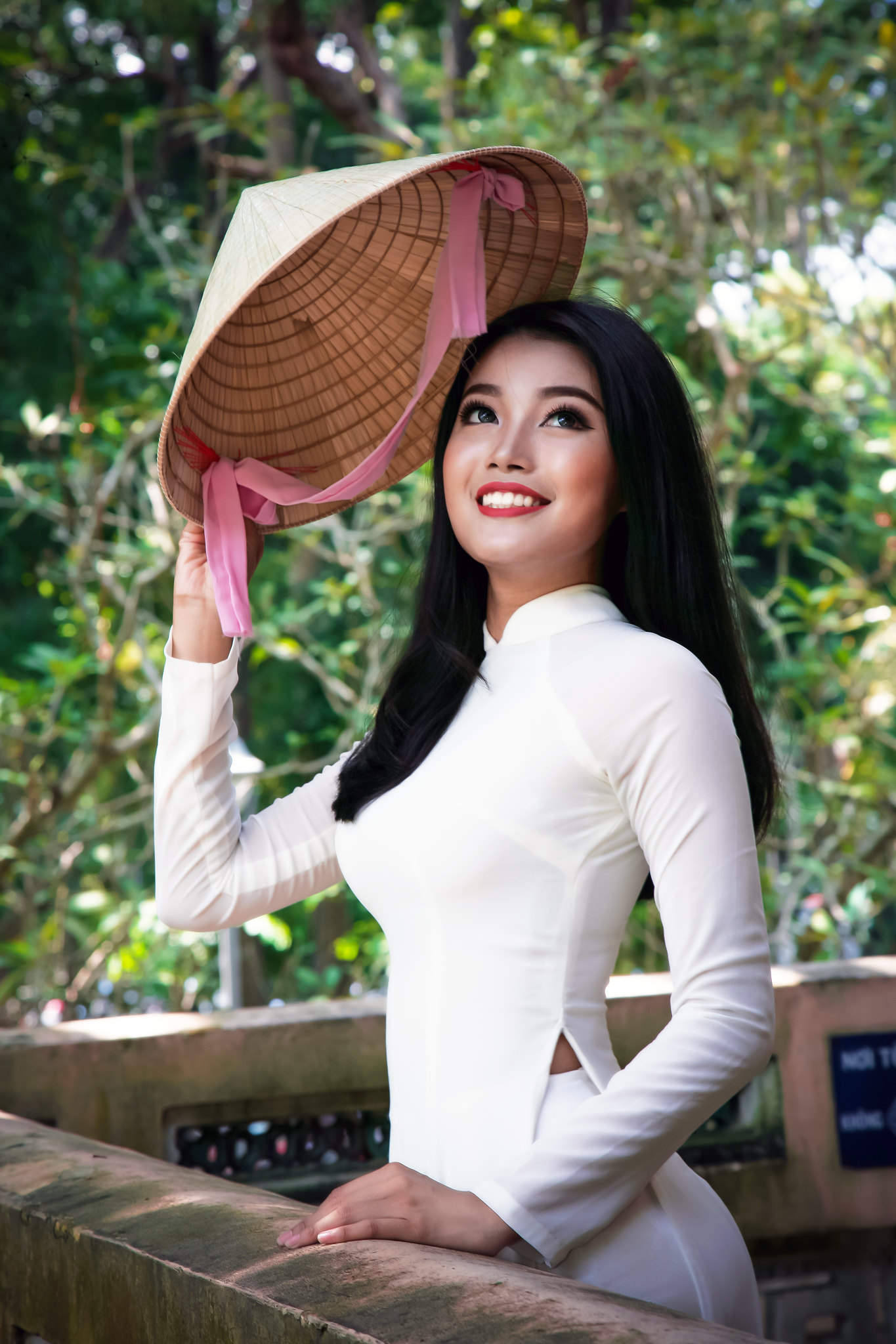 Áo dài trắng truyền thống nón lá cổ điển [MB0WBJ]