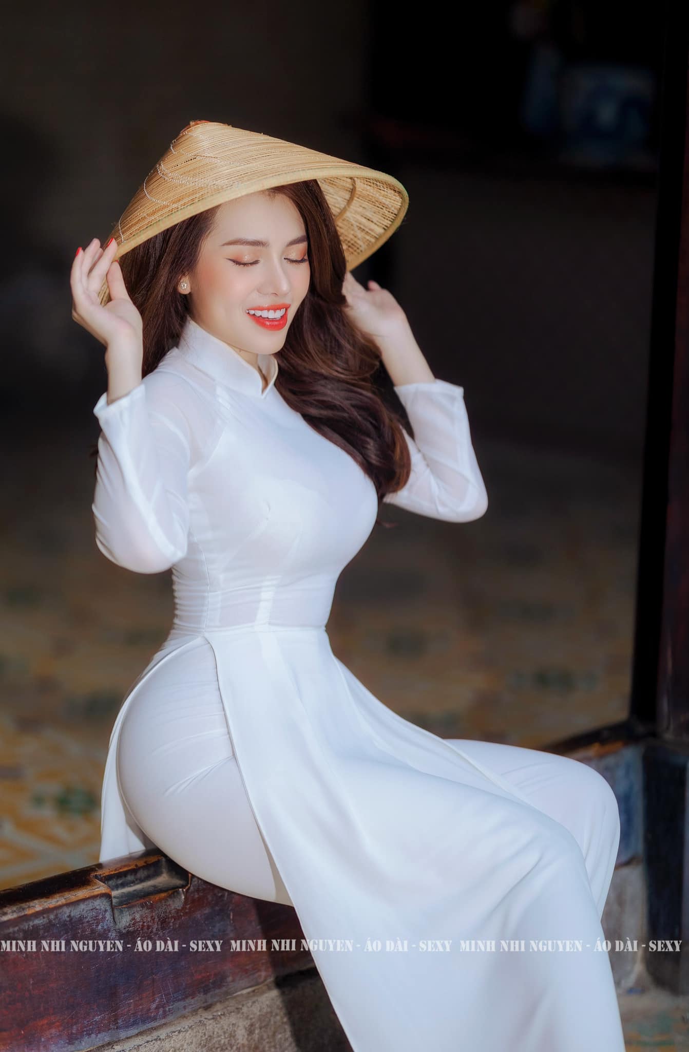 Loạt ảnh áo dài trắng mong manh nón lá [IJUGYX]