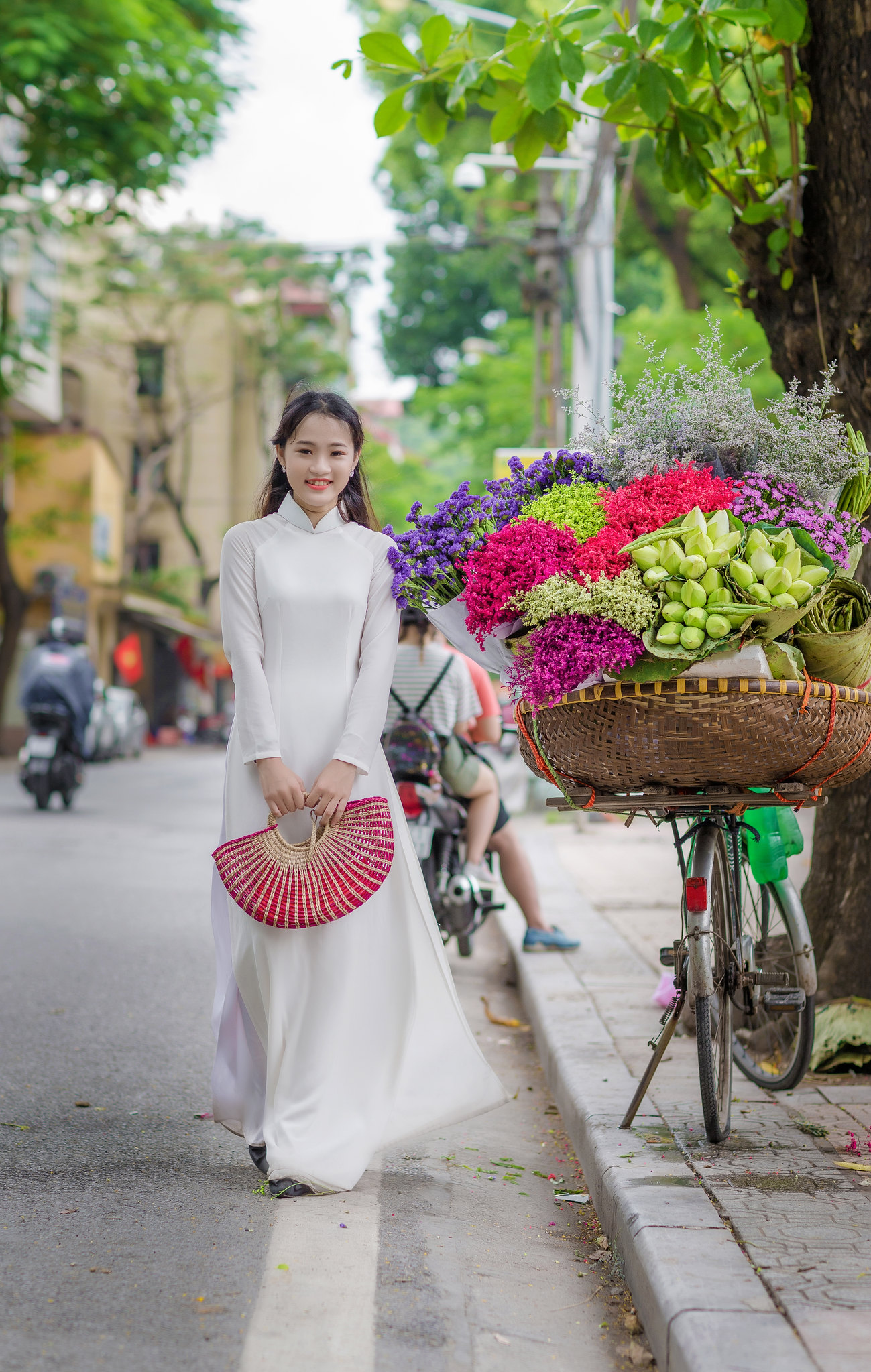 Áo dài trắng hút hồn hoa [7ZF7WM]