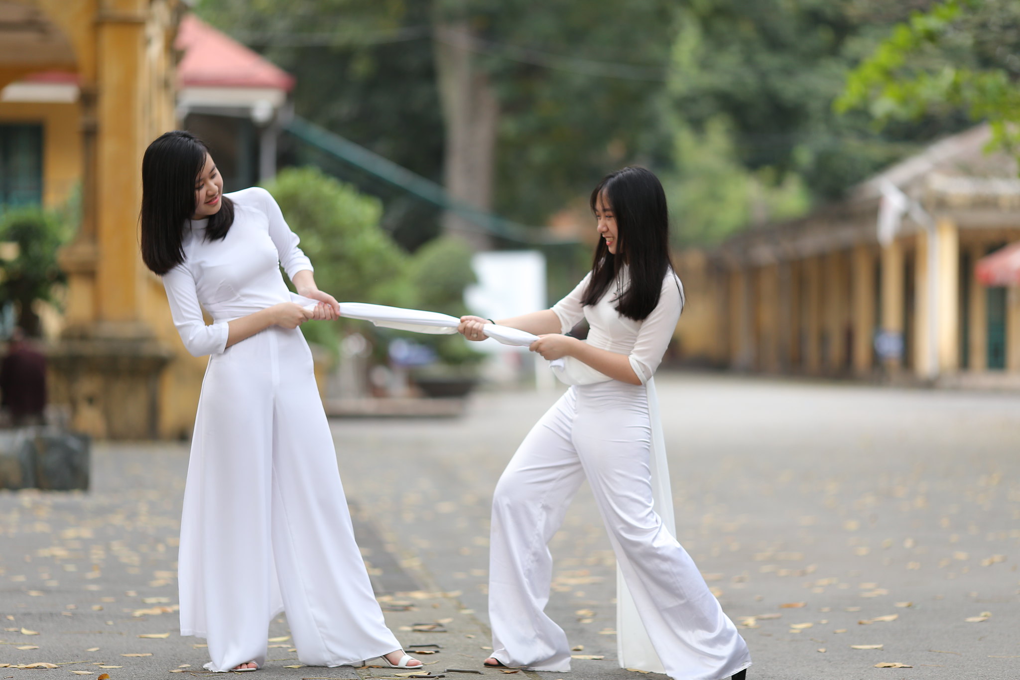 Áo dài trắng tinh nghịch thướt tha [PVMACJ]