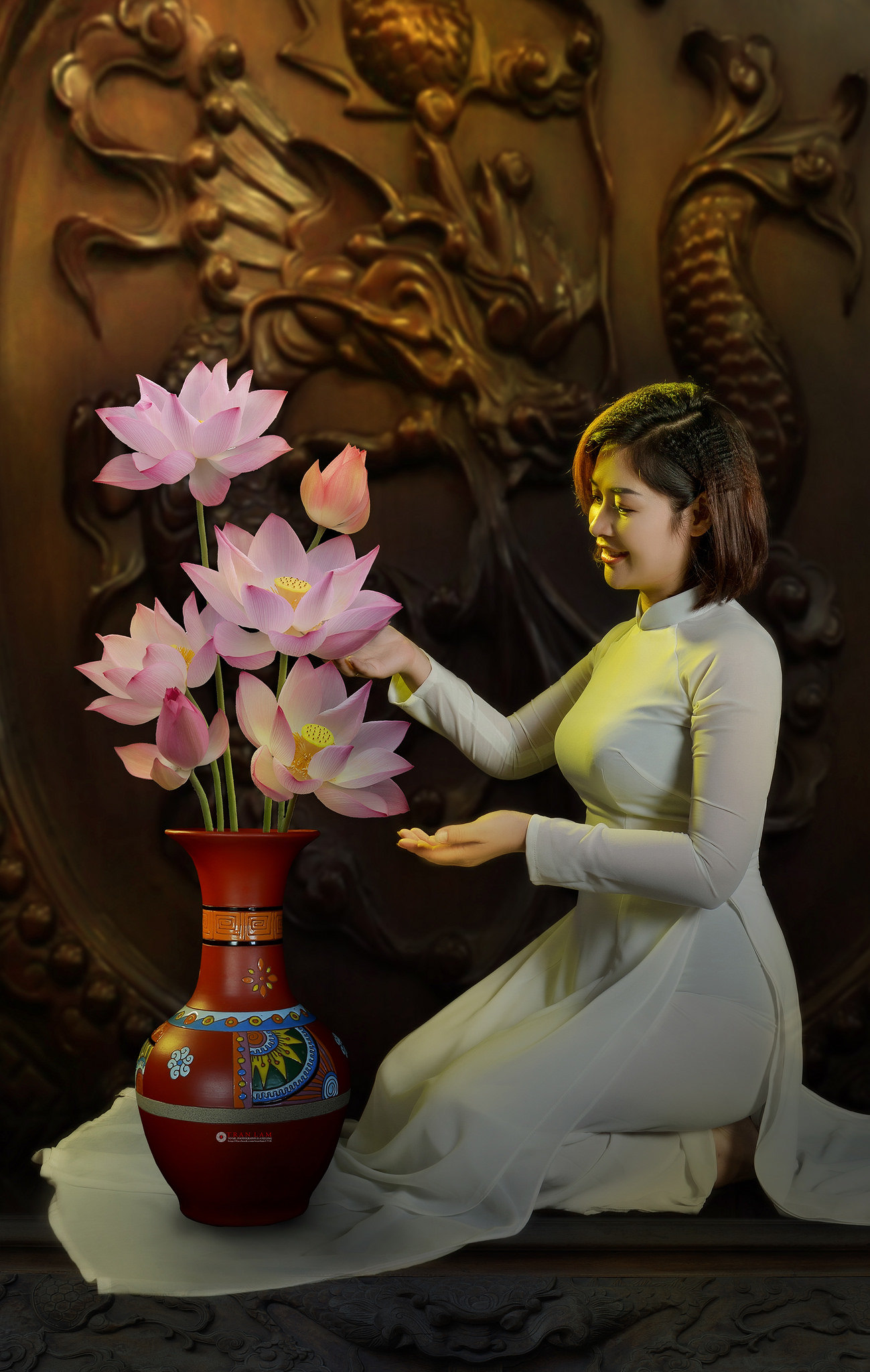 Áo dài trắng đằm thắm hoa [IC1XJZ]