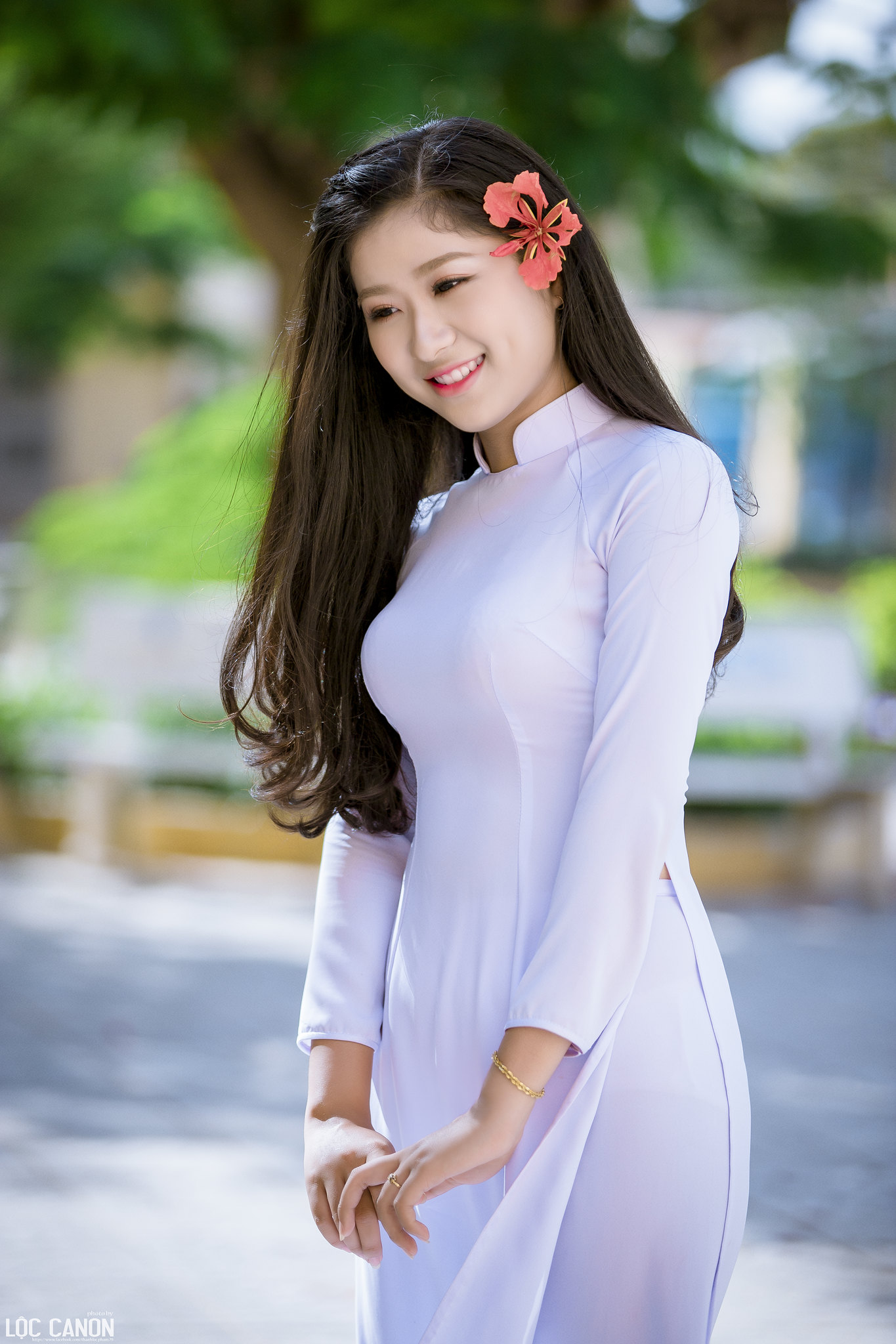 Áo dài trắng nữ sinh nhẹ nhàng [NO9UR5]