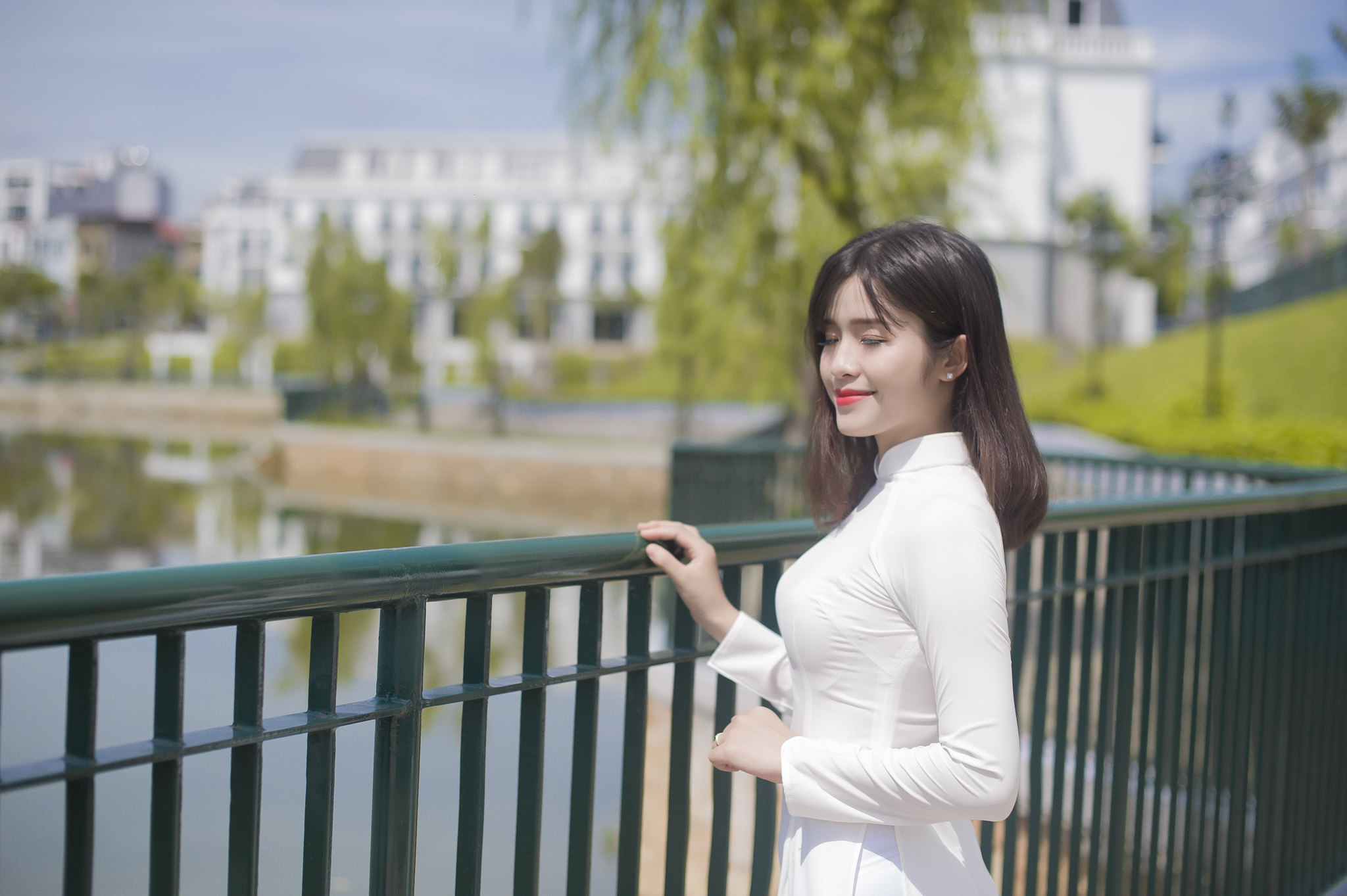 Áo dài trắng bên hồ nhẹ nhàng [OGDSAF]