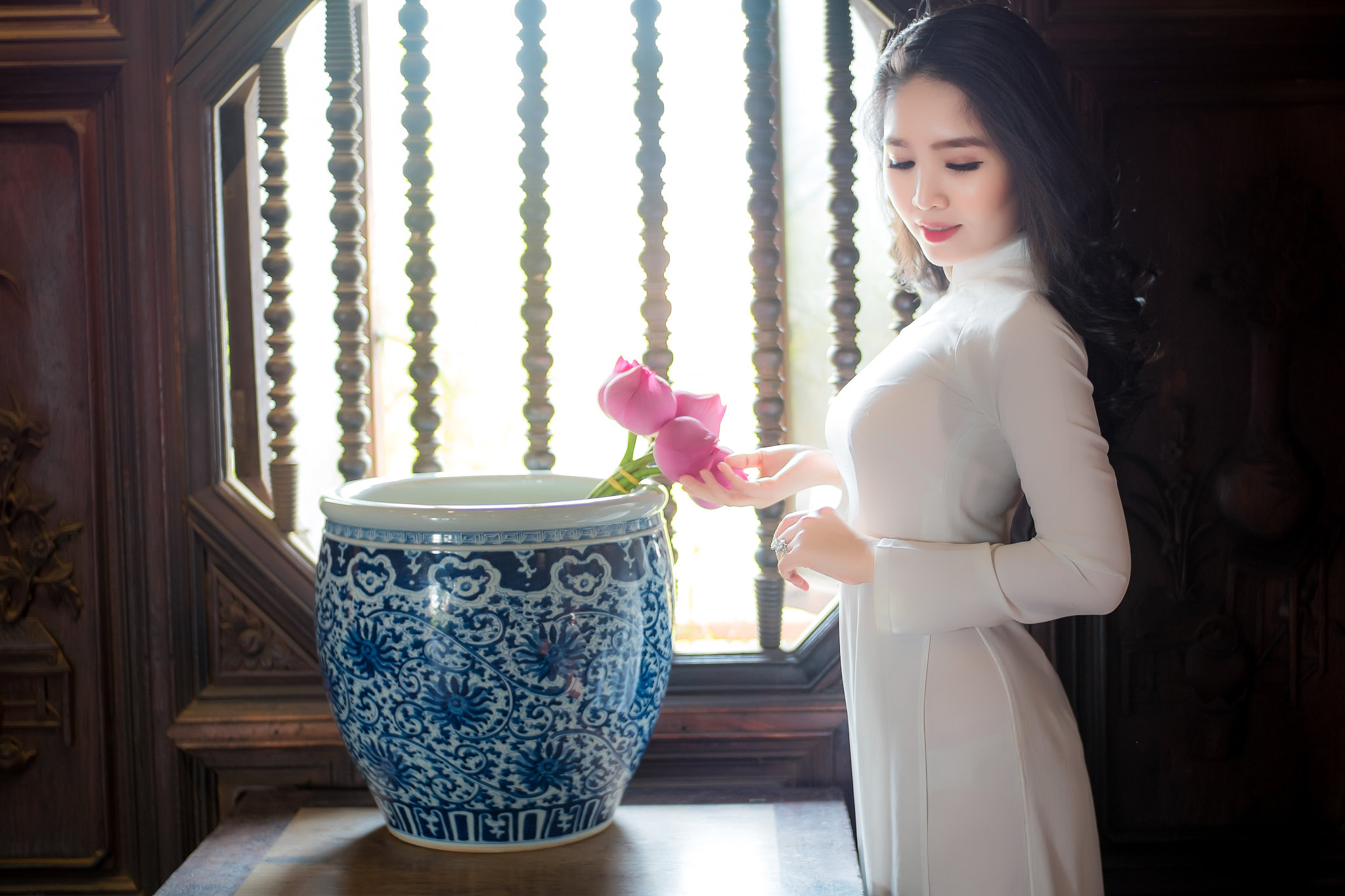 Áo dài trắng cổ kính ấn tượng [0FKKVL]