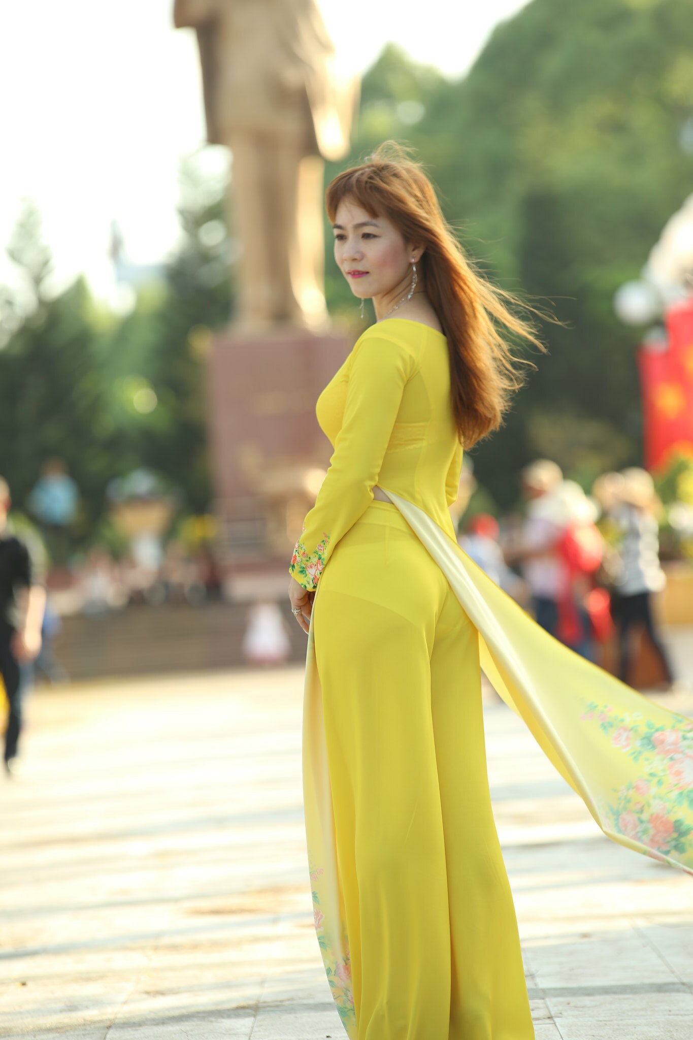Mong manh áo dài vàng [SPUB7B]