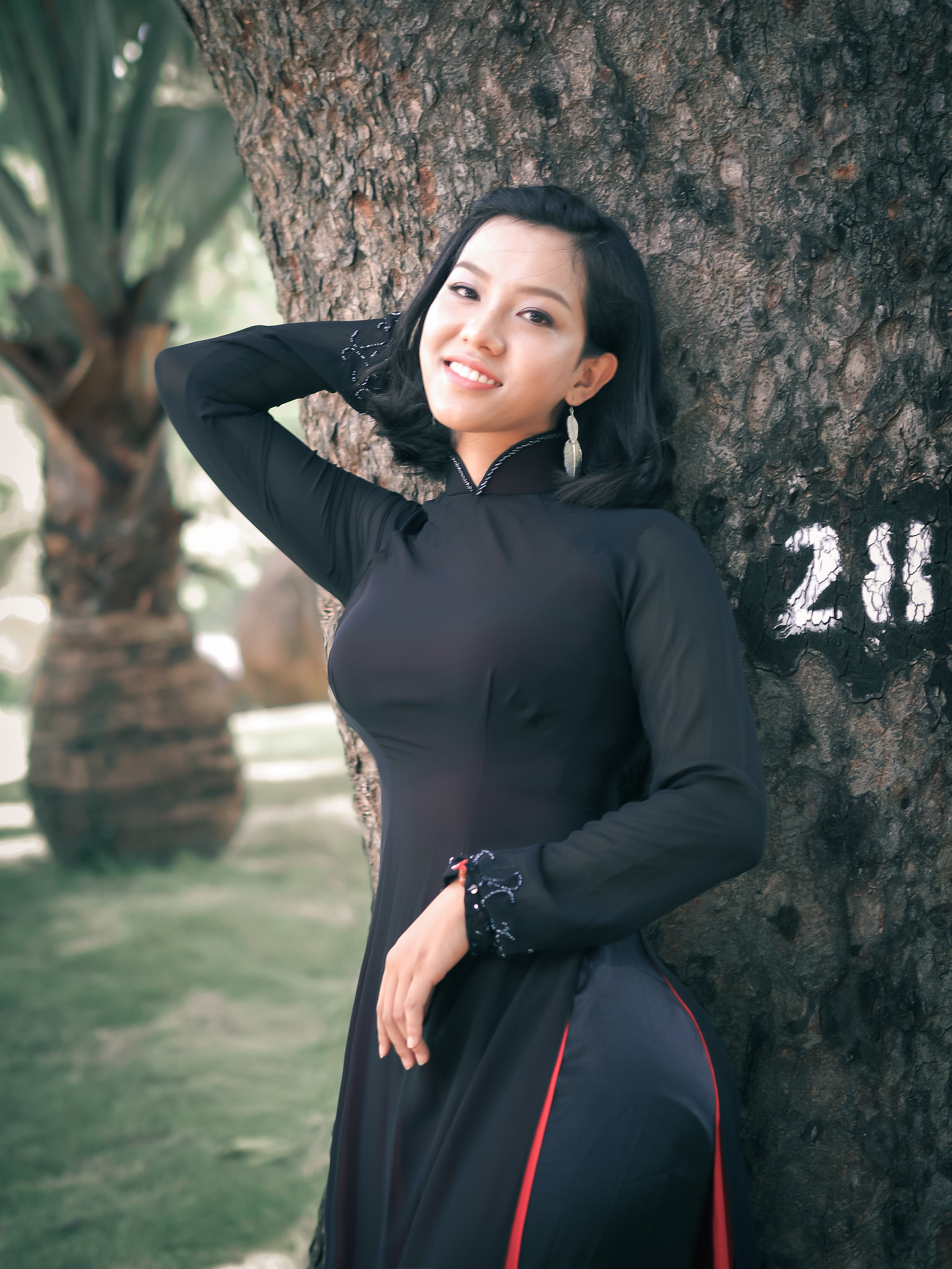 Áo dài đen nữ tính tươi tắn [46IM1L]