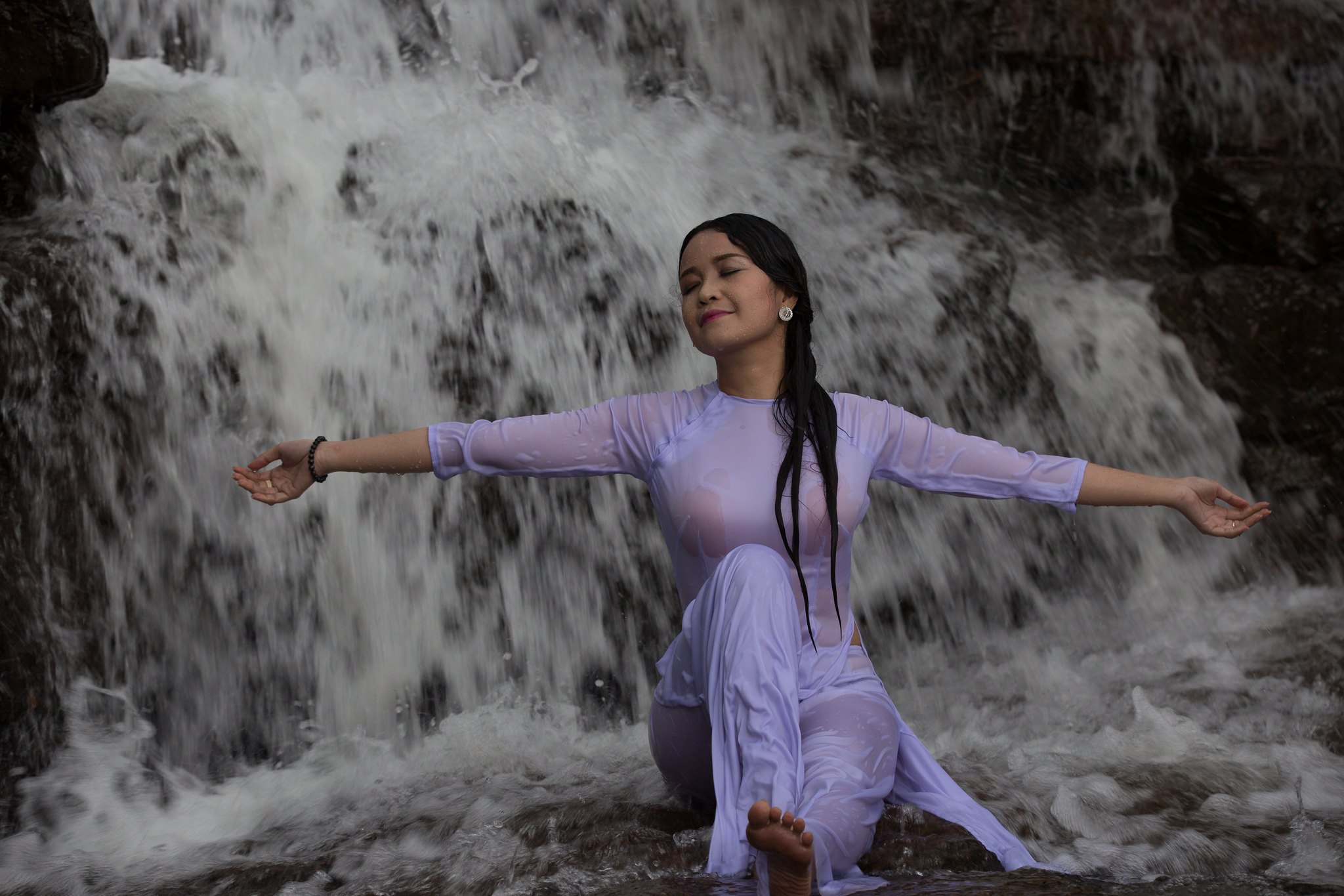 Áo dài trắng ướt cuốn hút [00CLTG]