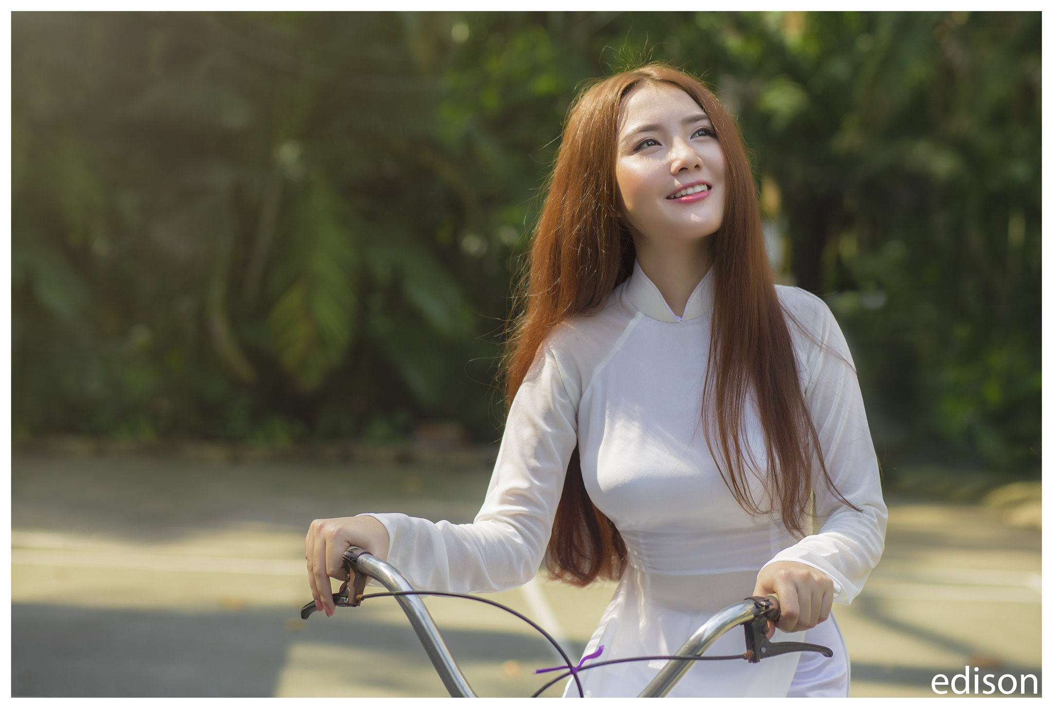 Thiếu nữ áo dài trắng truyền thống [3MDQVP]