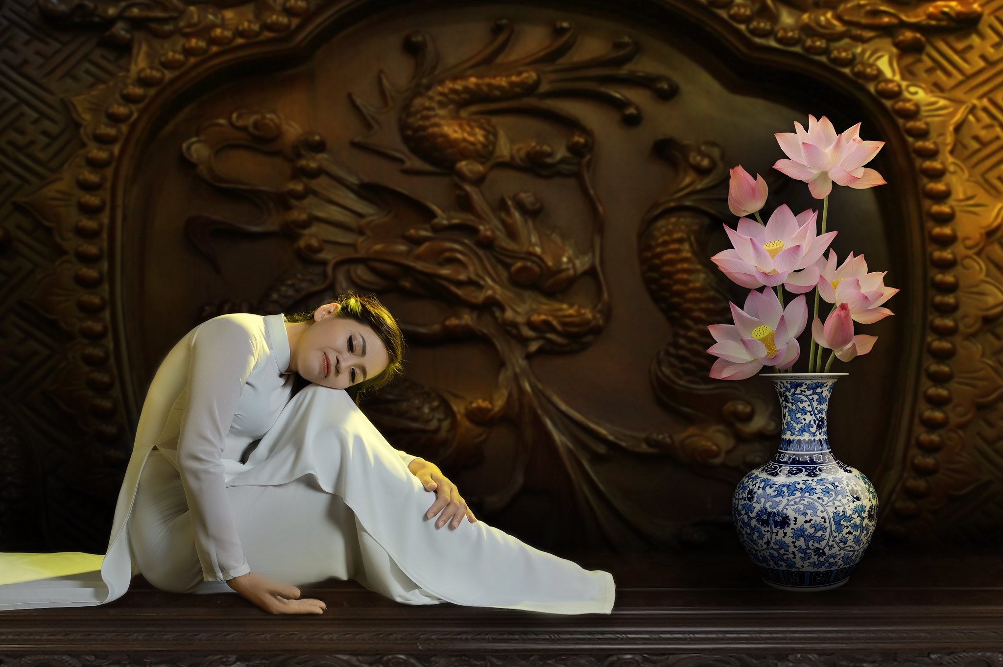 Áo dài trắng cổ kính thanh lịch [E2BQFV]