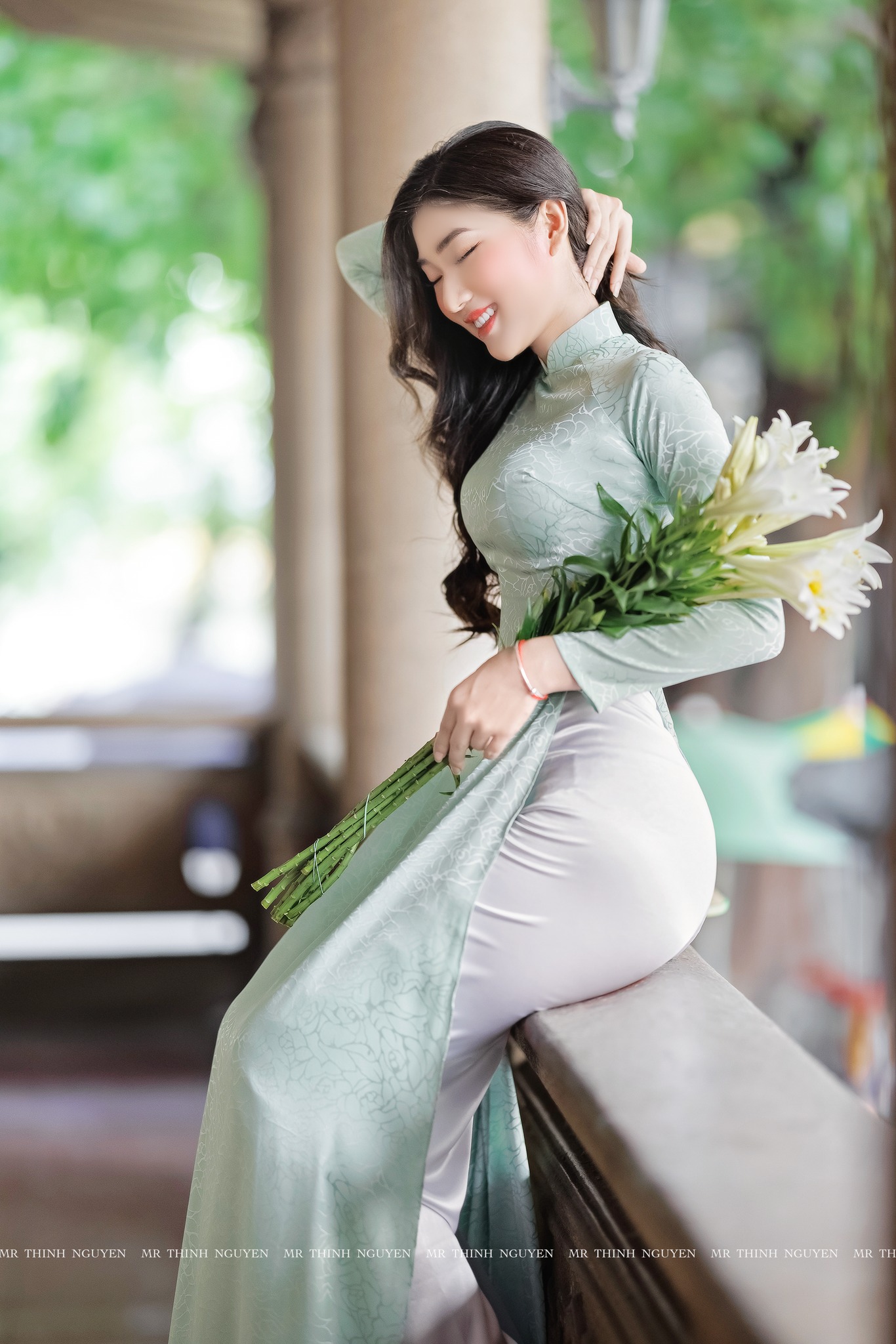 Áo dài xanh rửa mắt với ảnh hoa truyền thống [H4PTYD]