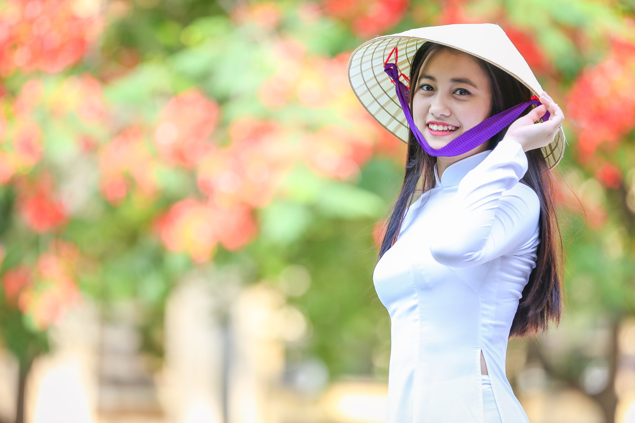 Thanh nhã áo dài trắng hoa phượng [5BWCXH]