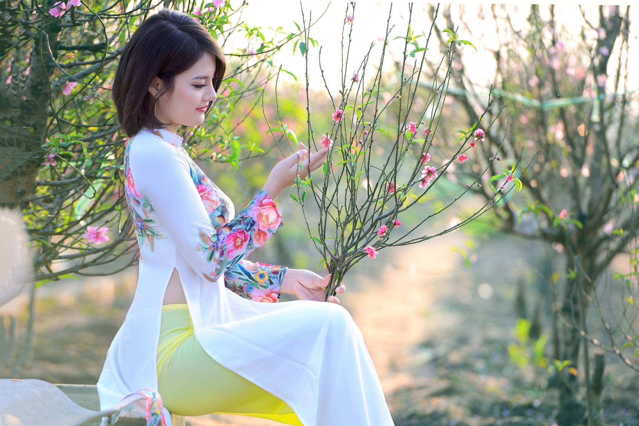 Ảnh áo dài trắng nhẹ nhàng hoa đào [1CT4KP]