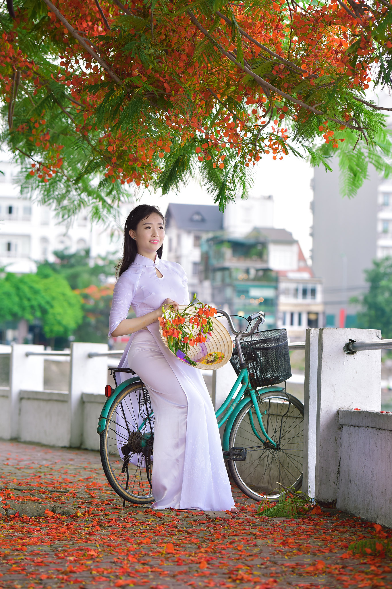 Trang nhã áo dài trắng hoa phượng [40OTZ4]