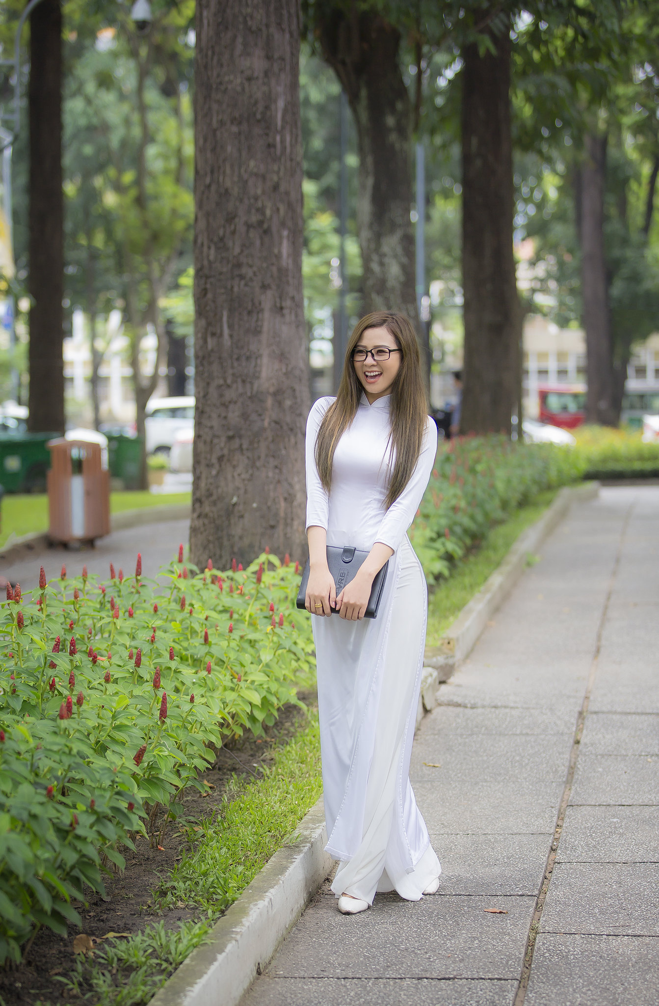 Áo dài trắng gái xinh mắt kính nhẹ nhàng [VBFBO7]