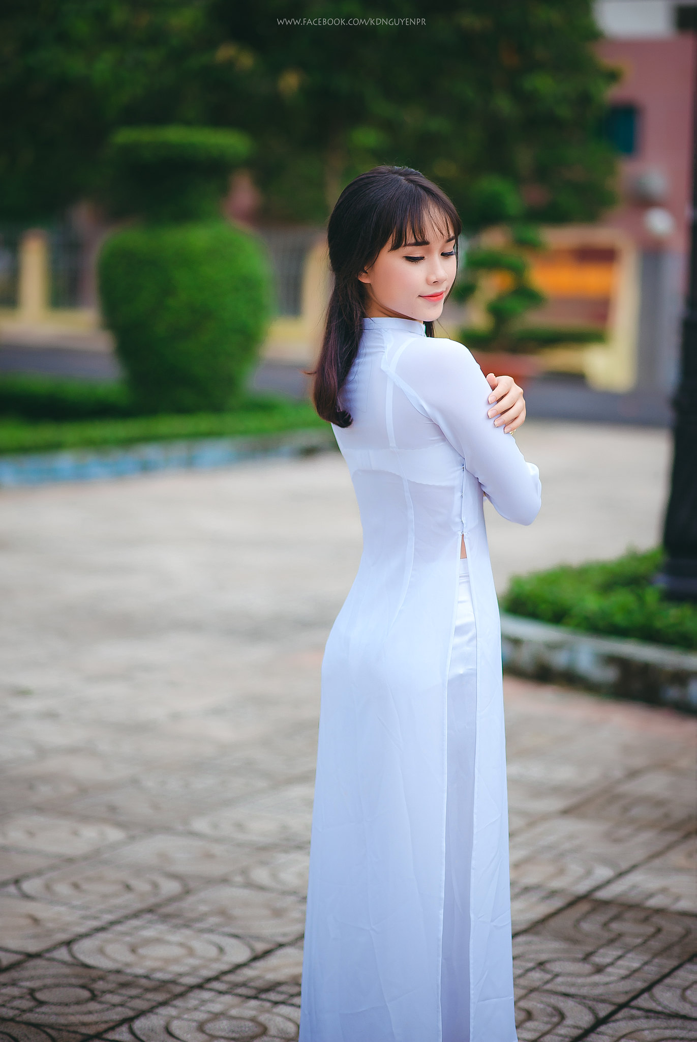 Áo dài trắng e ấp [VUDXUM]