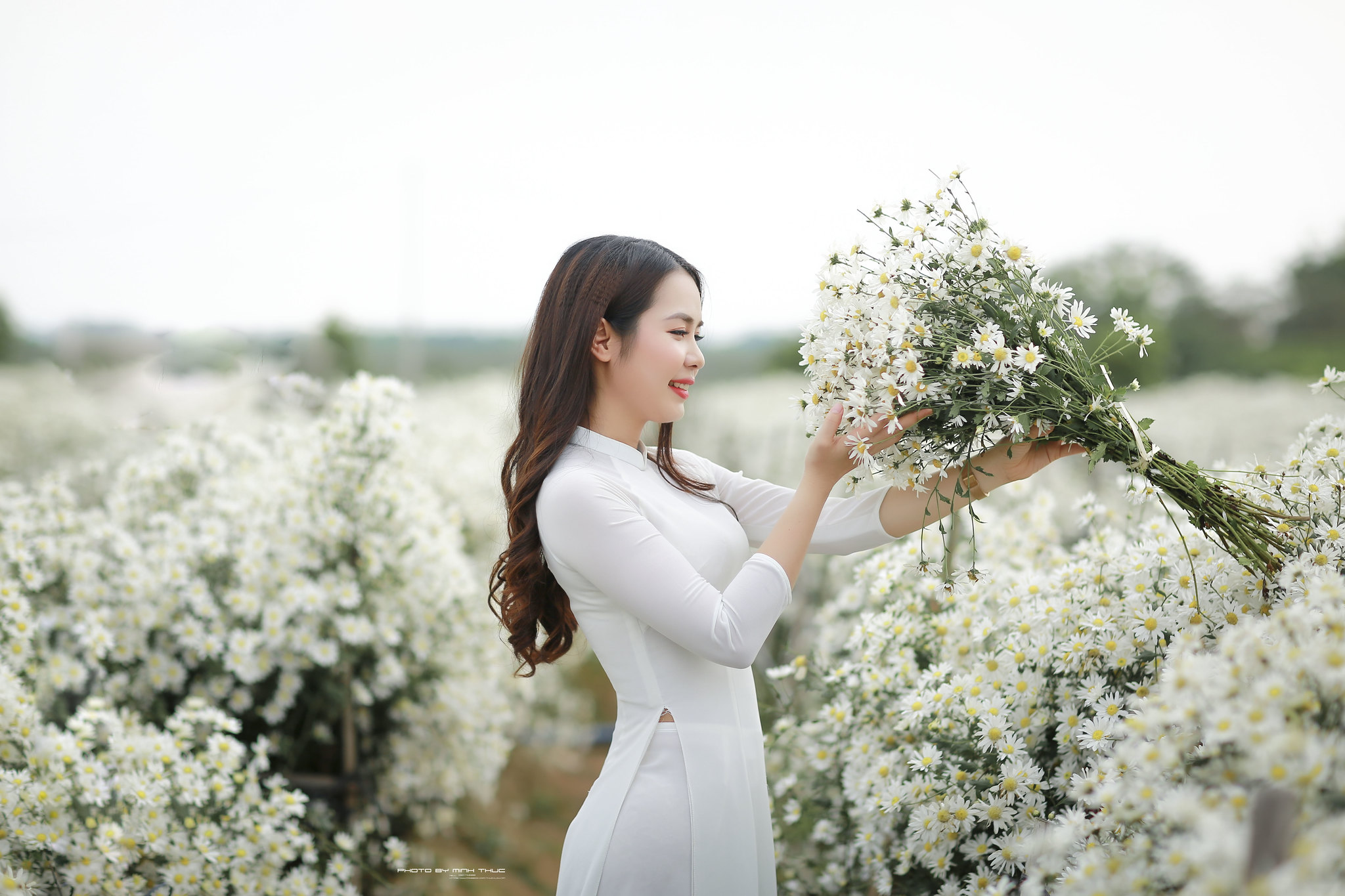 E ấp áo dài trắng hoa [4VOR8K]