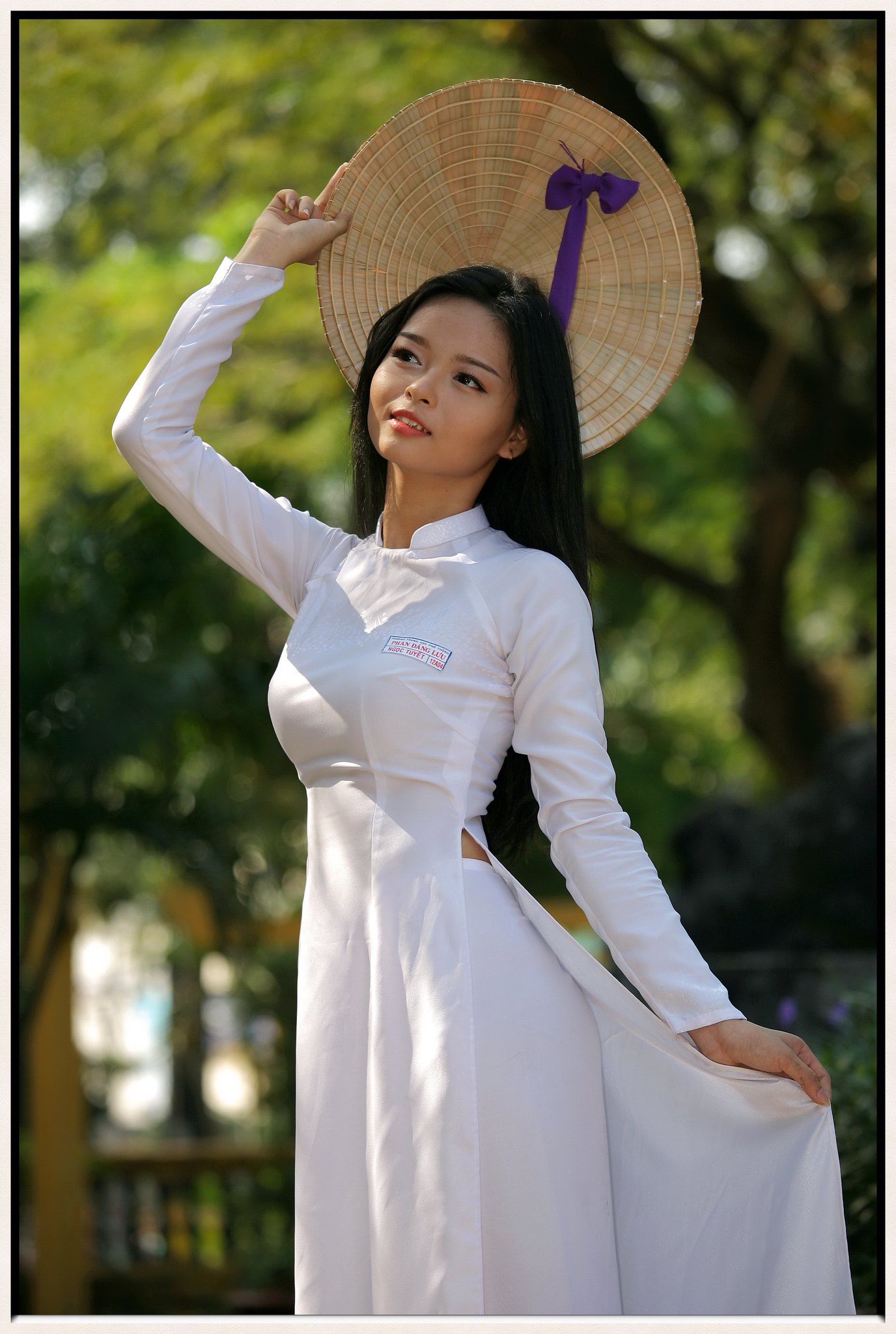 Thiếu nữ áo dài trắng quý phái nón lá [RENSJX]