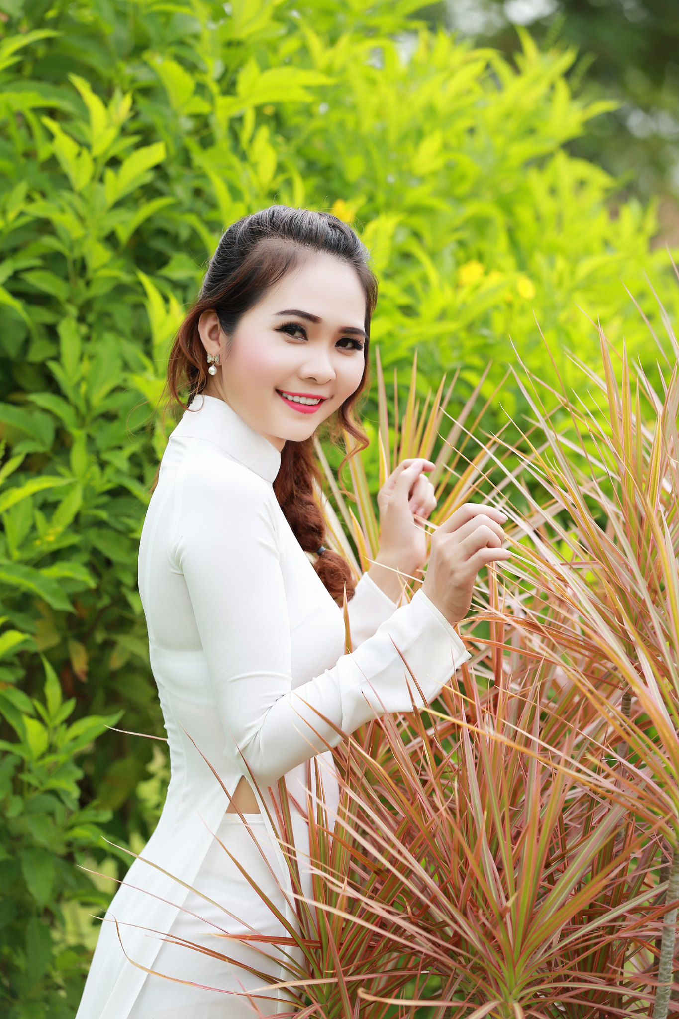 Áo dài trắng ấn tượng hoa [K2R59L]