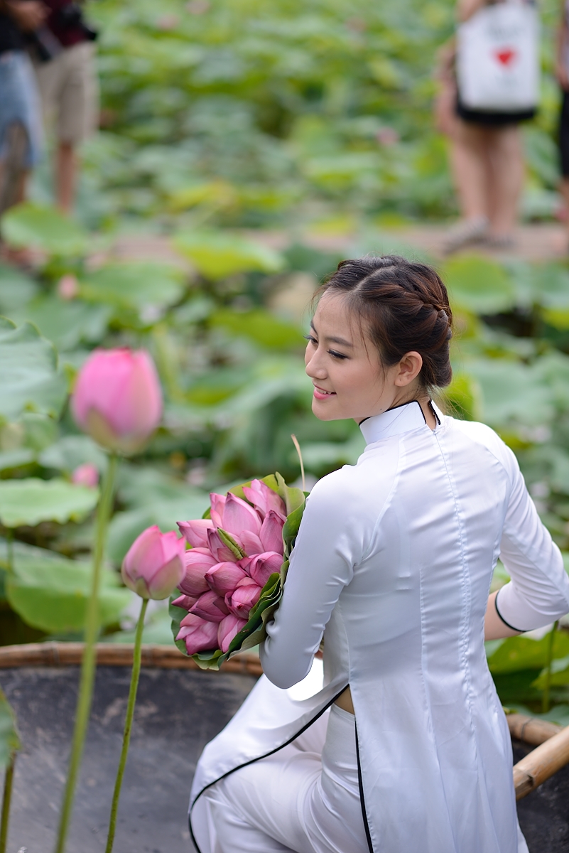 Áo dài trắng vẻ đẹp hoa sen tinh tế [BCYLMF]