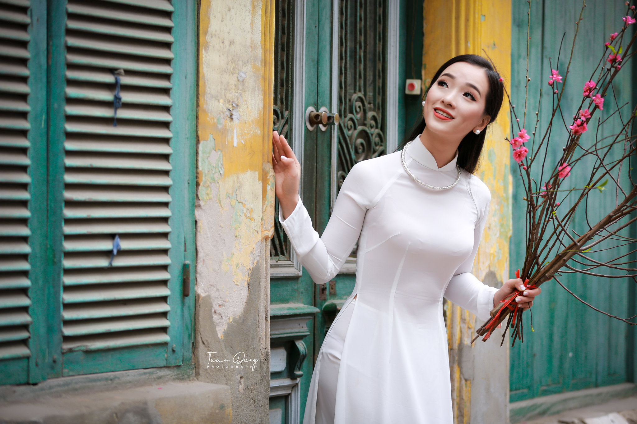 Vẻ đẹp áo dài áo dài trắng hút hồn hoa đào [RVX53R]