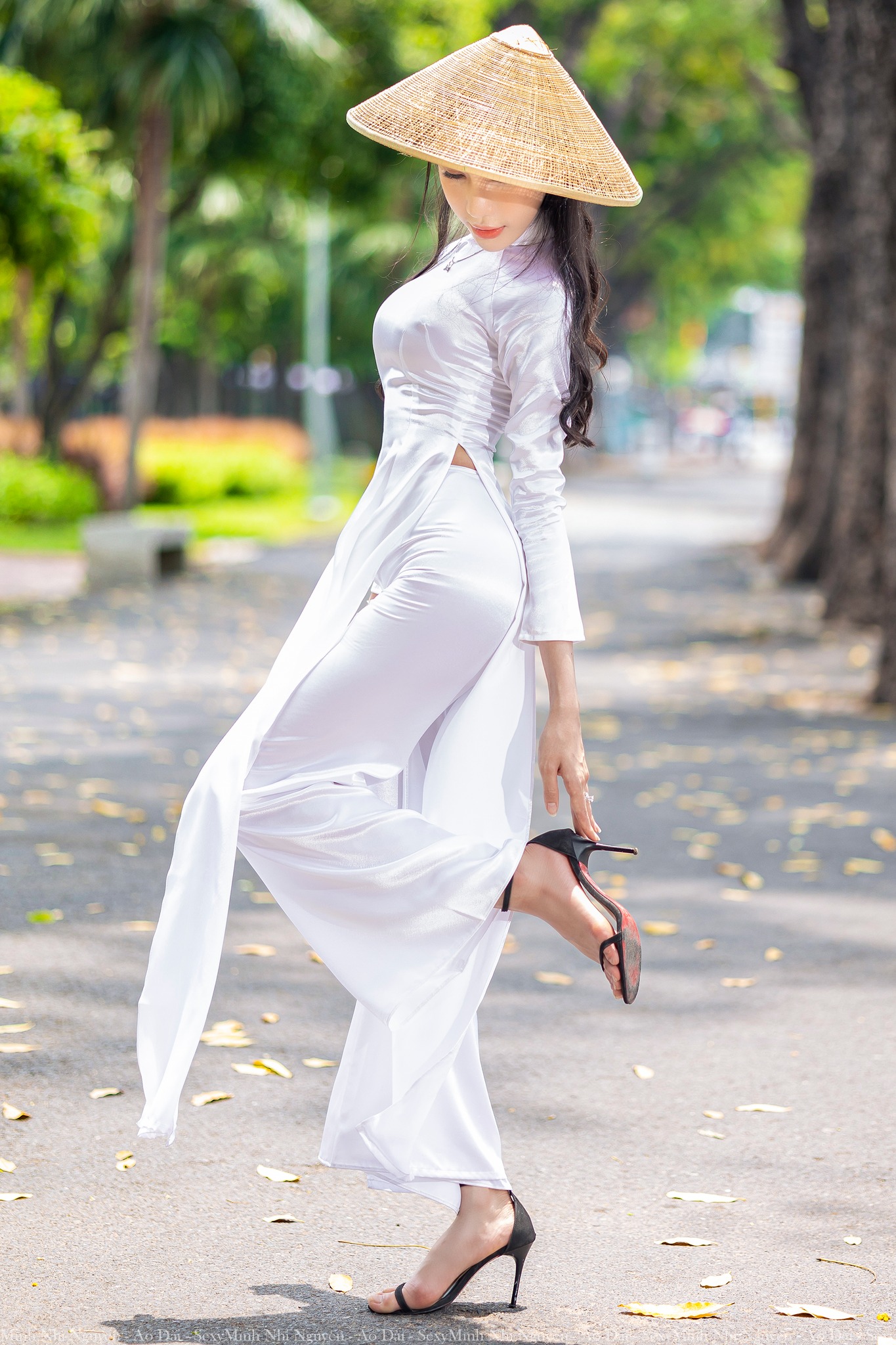 Áo dài trắng ảnh nền nón lá nổi bật [KW35AF]