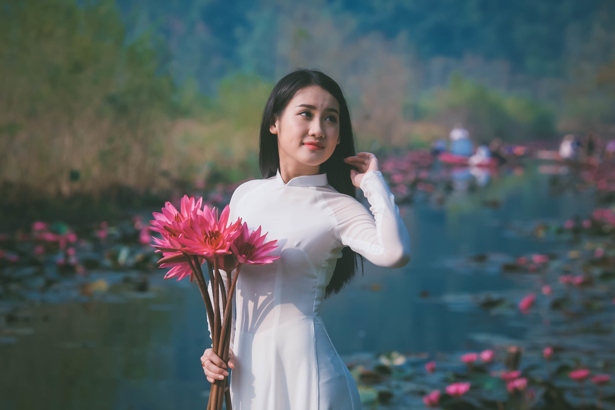 Áo dài trắng thướt tha hoa sen [9FV8DR]