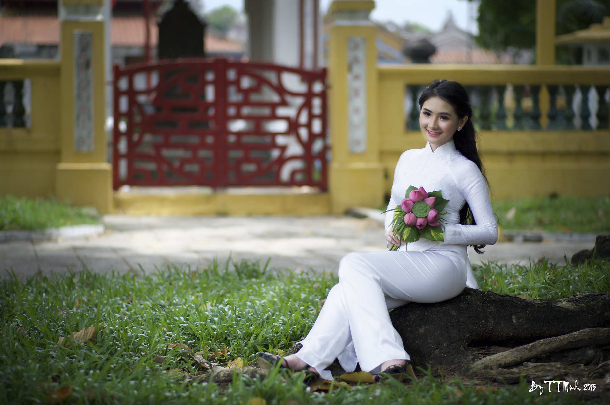 Áo dài trắng thuần Việt hoa sen [NKUF7C]