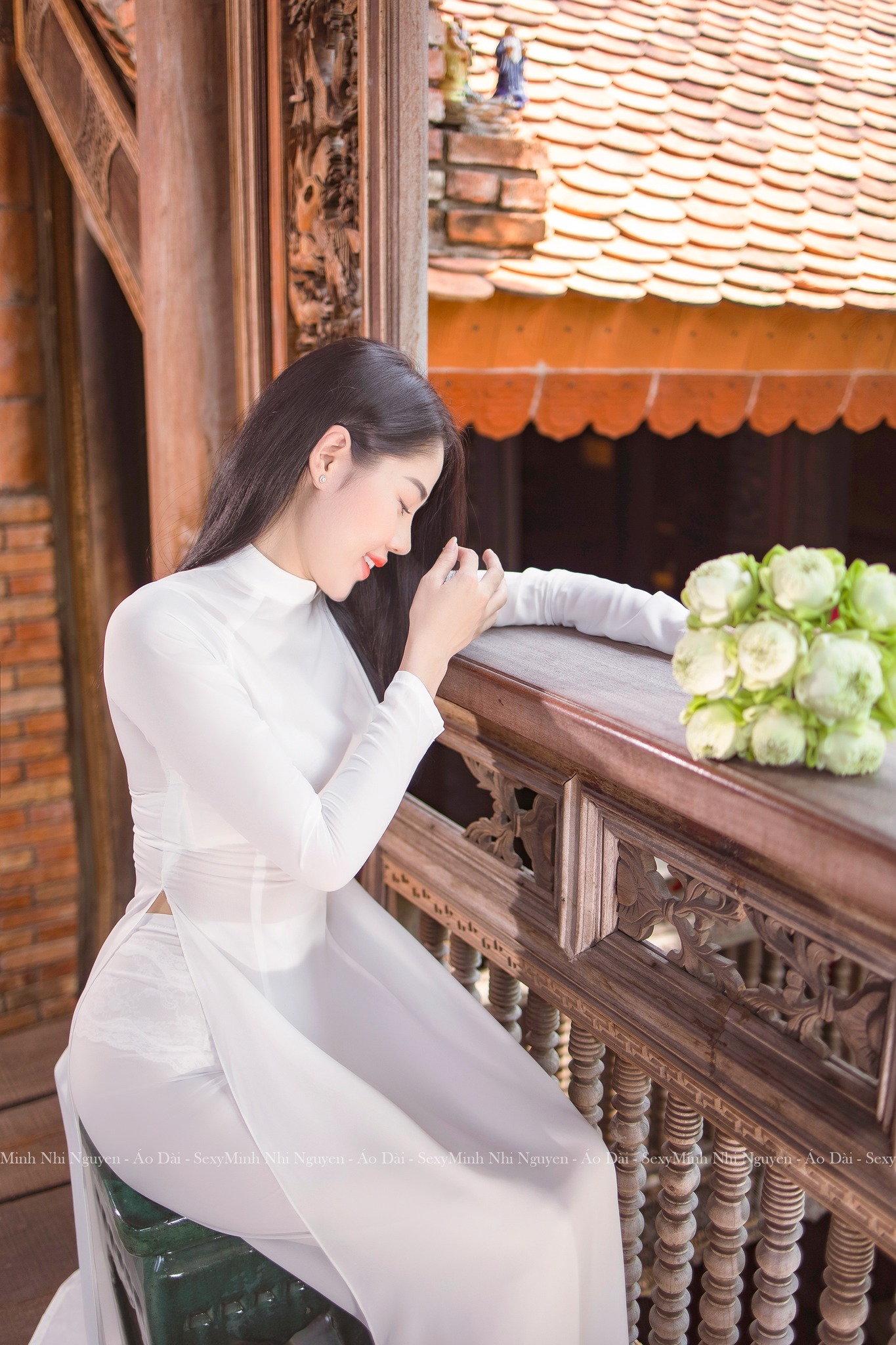 Áo dài trắng ngồi dáng điệu đà hiện đại [LMBEGD]