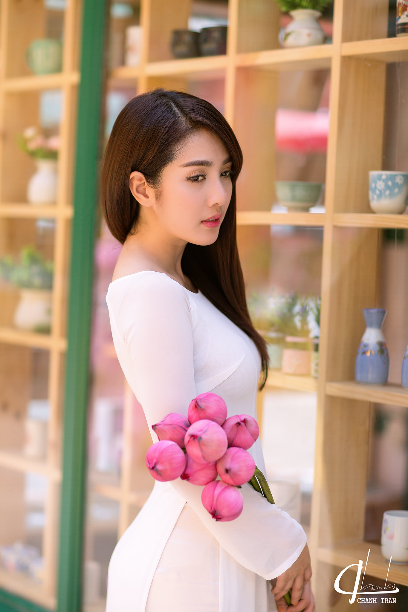 Áo dài trắng hài hòa [RHHKUX]