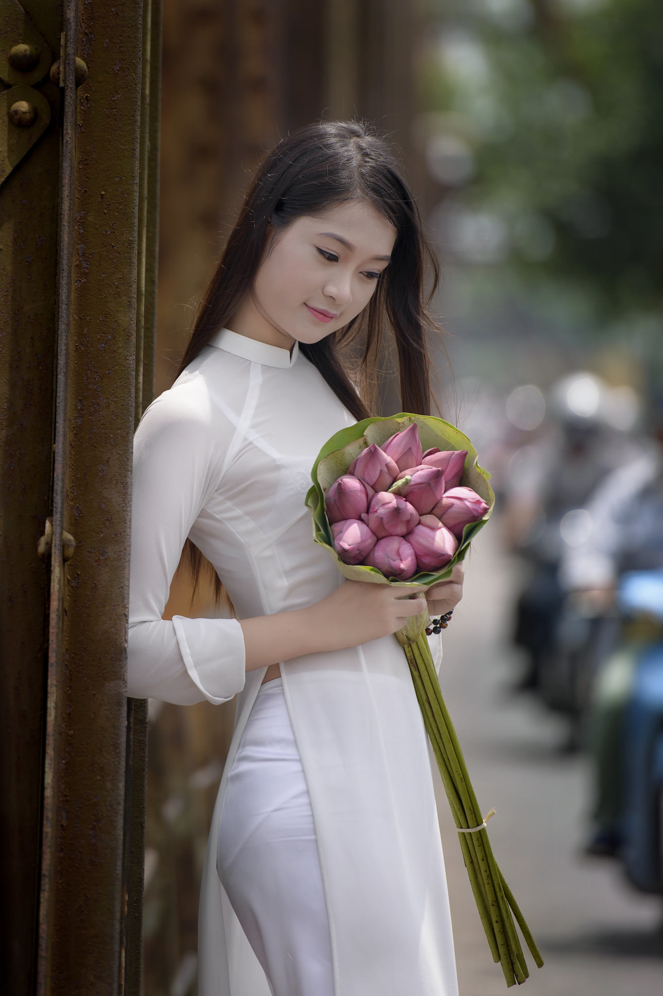 Áo dài trắng thanh lịch [Q1XT4R]