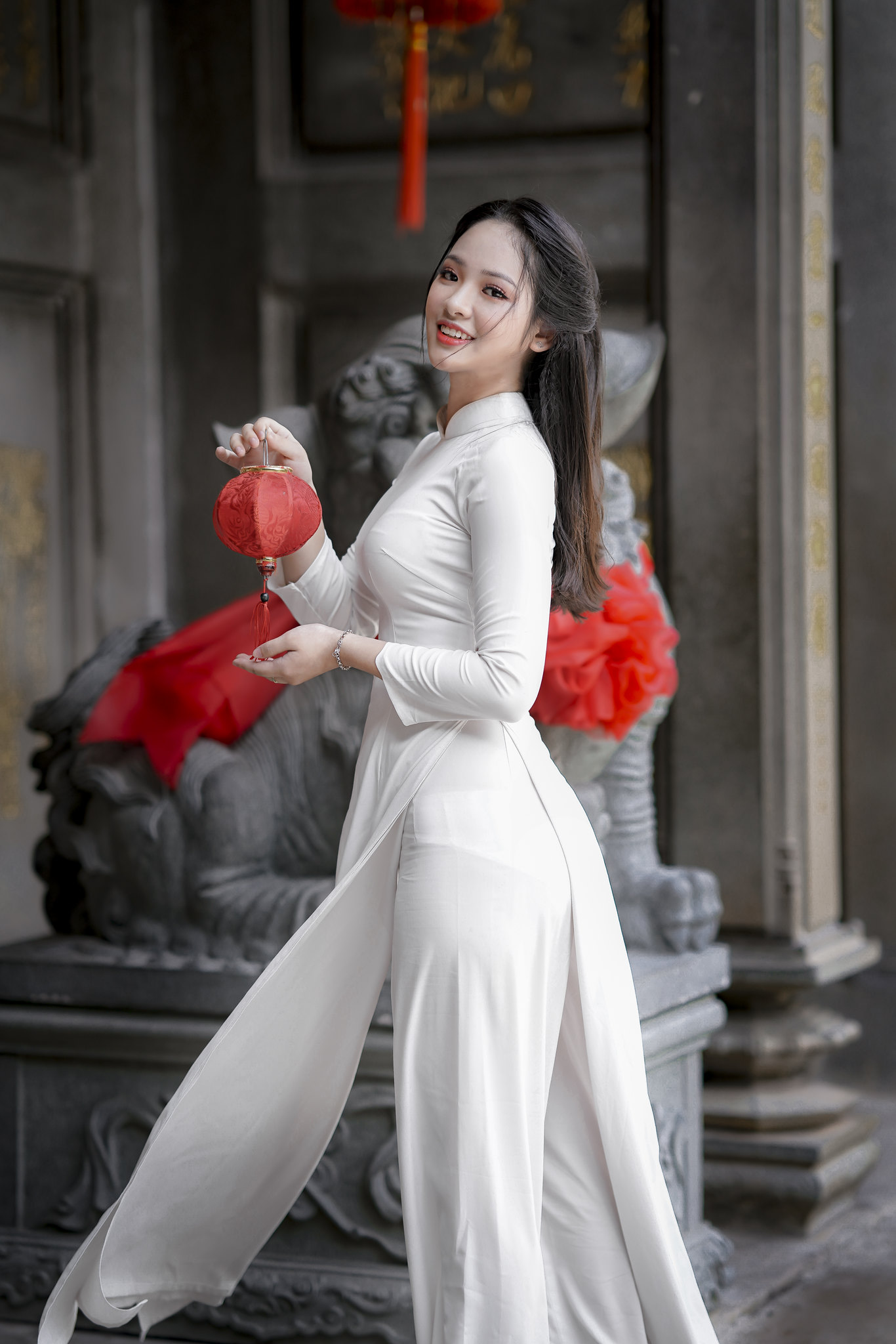 Duyên dáng áo dài trắng thướt tha [RAQOI1]