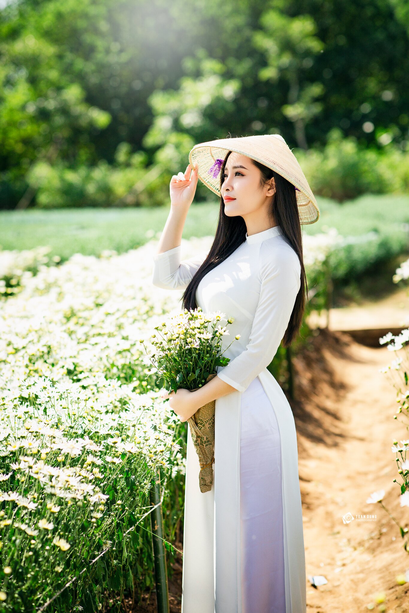 Vẻ đẹp áo dài trắng yêu kiều nón lá [LZTUKN]