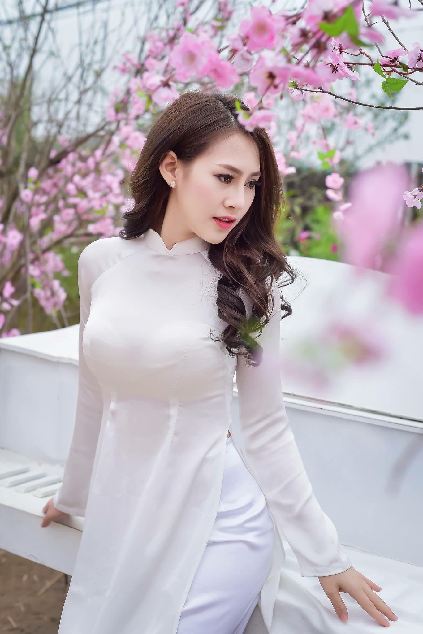 Người đẹp áo dài trắng nền nã hoa đào [2MNWZC]