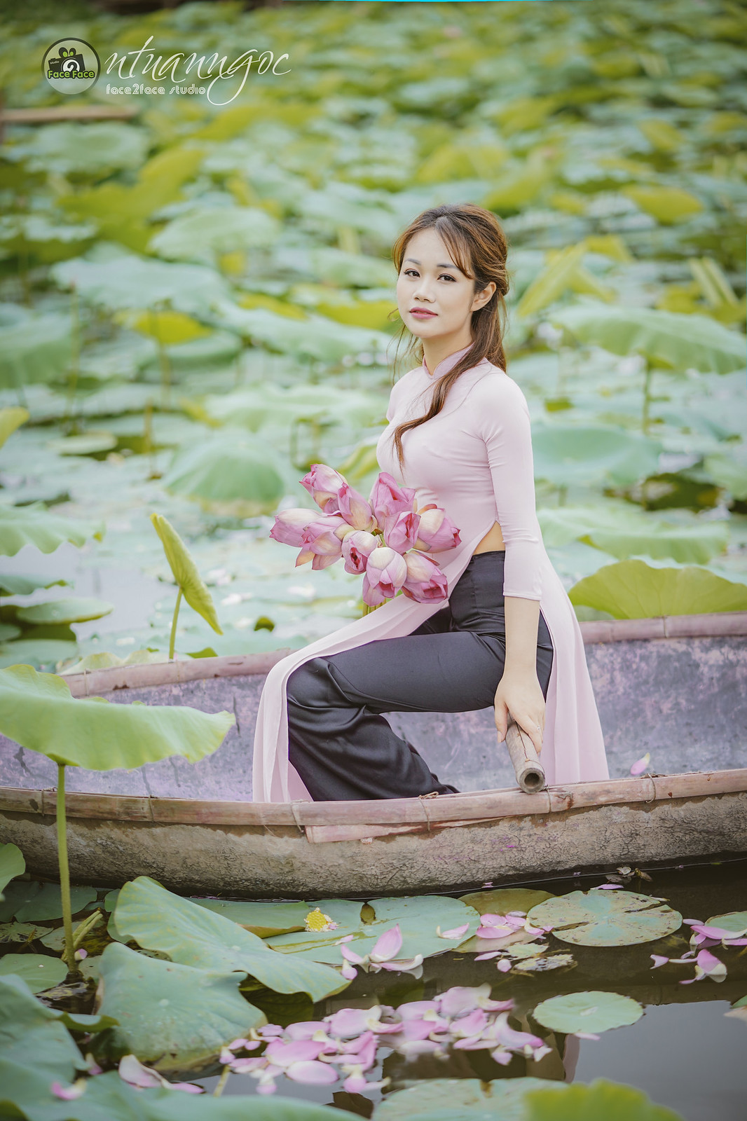 Hot girl áo dài trắng nữ tính hoa sen [L61KMF]