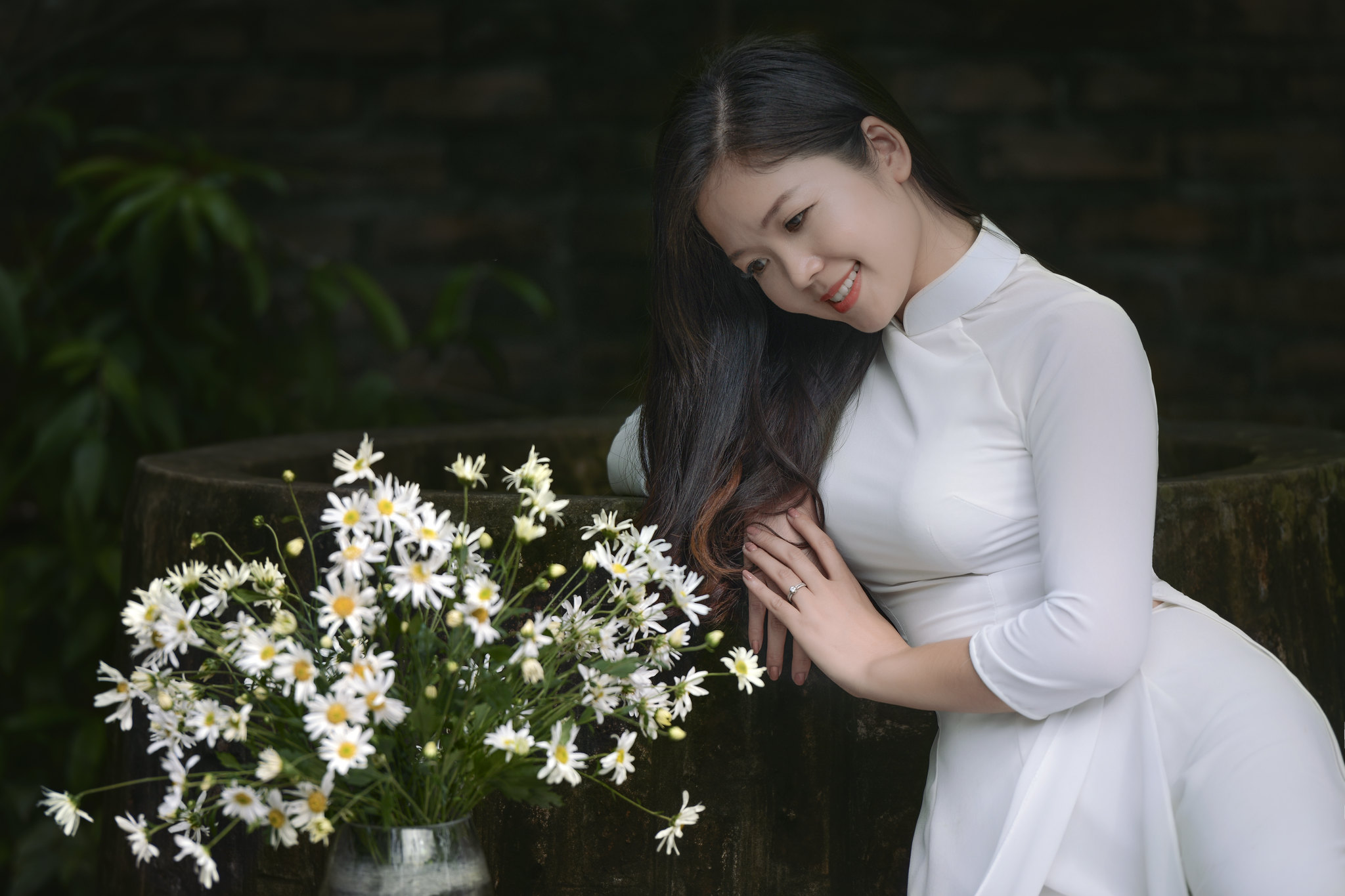 Thiếu nữ áo dài trắng hút hồn hoa [U7KQDM]