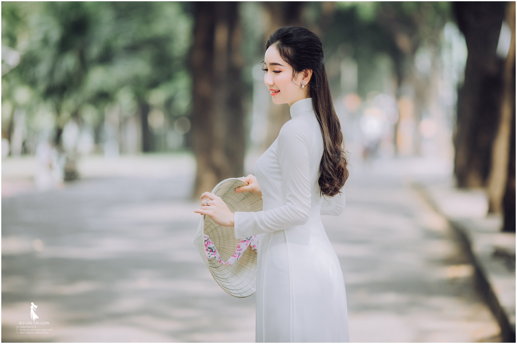 Cách tân áo dài trắng cổ điển [VGUKDS]
