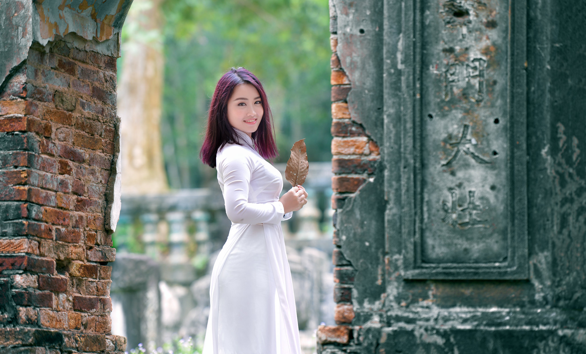 Nữ nhân áo dài trắng thanh nhã cổ kính [Z2HWZD]